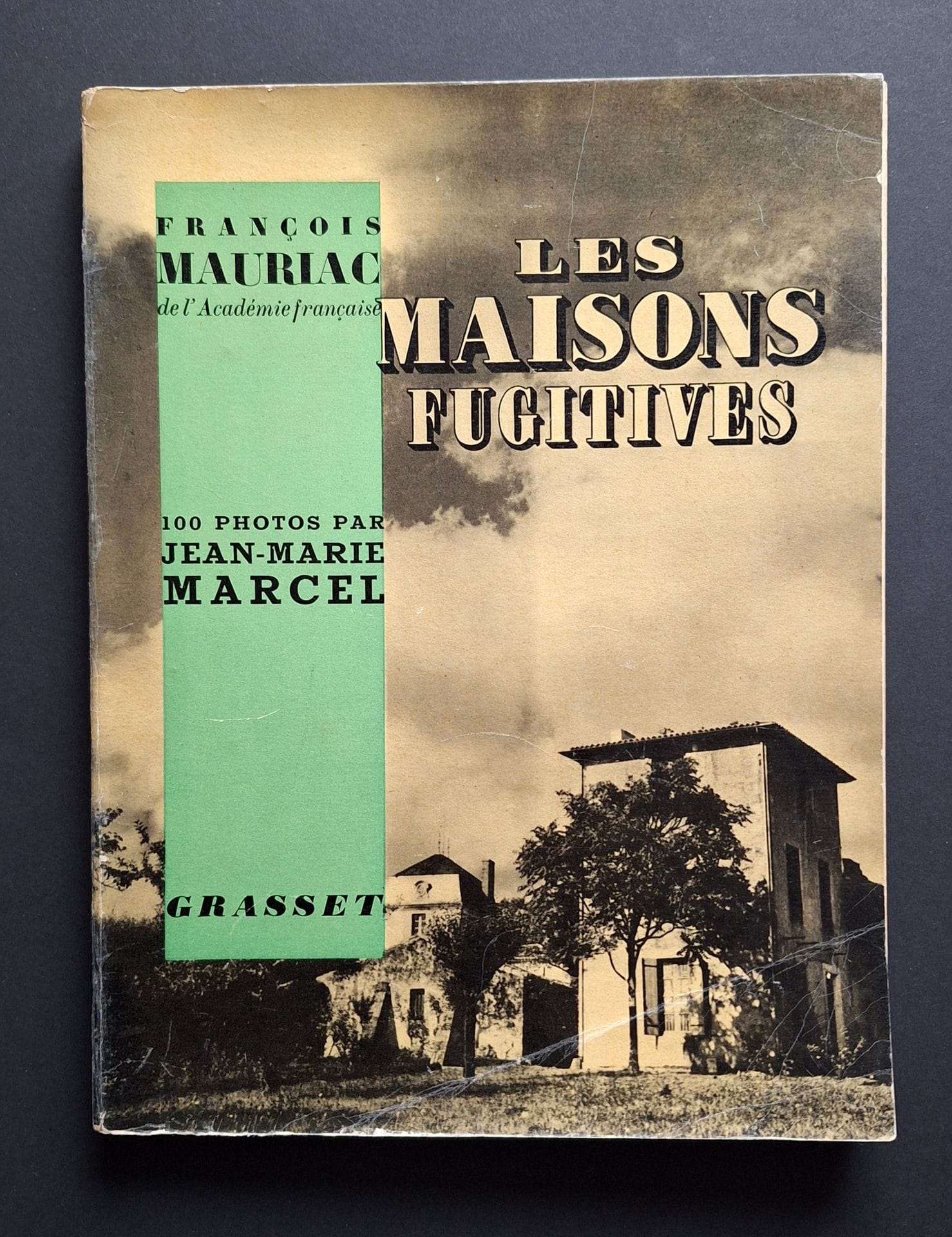 MARCEL, JEAN-MARIE (1917-2012)
MAURIAC, FRANCOIS (1885-1970)
Les maisons fugitives.
Grasset, 1939.
In-8 (23 x 17,5 cm). Édition originale brochée, illustrée de 100 photographies par Jean-Marie Marcel, reproduites en héliogravure. Couverture souple illustrée.