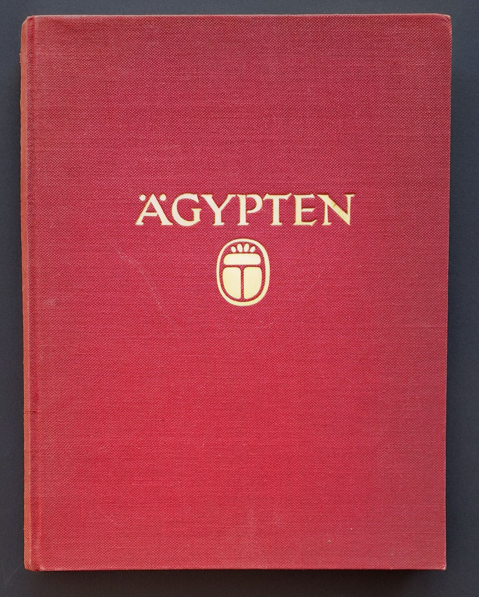 LEHNERT, RUDOLF FRANZ (1878-1948)
LANDROCK, ERNEST HEINRICH (1878-1966) 
BORCHARDT, LUDWIG & RICKE, HERBERT
Ägypten.
Landschaft. Volksleben. Baukunst.
Verlag Von Ernst Wasmuth, Berlin, 1929. 
In-4 (31 x 25 cm). Édition originale. 18 pp de texte par Ludwig Borchardt; une carte; 272 photographies à pleine pages reproduites en héliogravure, avec légendes en 4 langues sous l'image dans la marge. Un livre de photographies sous direction de Ludwig Borchardt et Herbert Ricke. Photographies de Borchardt, Ricke, Lehnert & Landrock (18) et autres.  Reliure en tissu orange, avec titre en lettres dorées sur le 1er plat et au dos.