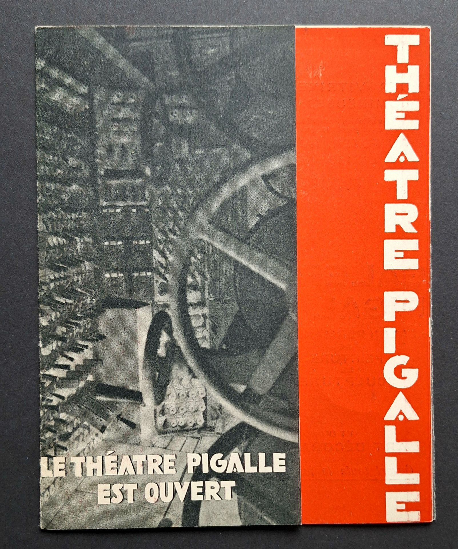 KRULL, GERMAINE (1897-1985)
Le Théâtre Pigalle est ouvert.
Théâtre Pigale, Paris, [1929].
Petite plaquette publicitaire (13,5 x 10,5 cm) à 4 volets. Texte de Jean Cocteau; maquette de Paul Colin; photographie de la machinerie vraisemblablement de Germaine Krull; plan du théâtre; portraits photographiques d'Yvonne Printemps et Sacha Guitry. Plaquette promotionnelle pour la pièce d'ouverture du Théâtre Pigalle "Histoires de France" de Sacha Guitry. Plaquette en parfait état. 
Est joint:
* 6 coupures de presse de l'époque (mars-avril 1930) questionnant "l'avenir du Théâtre Pigalle" ...