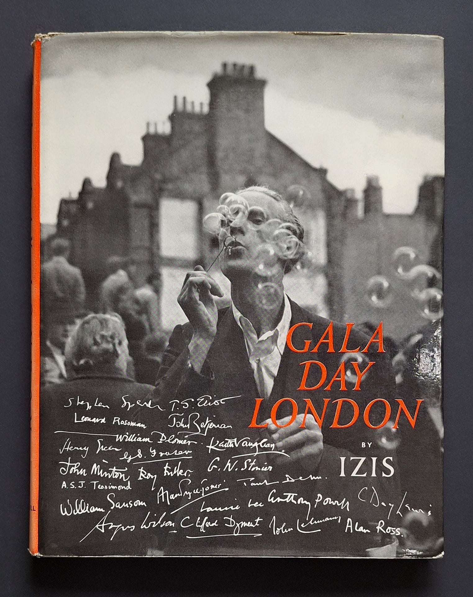 IZIS (Israëlis Bidermanas, dit) (1911-1980)
Gala Day London.
Photographs by Izis Bidermanas.
The Harvill Press, London, 1953.
In-4 (28 x 22 cm). Édition originale. 147 pp. 70 planches photographiques soigneusement reproduites en héliogravures. Textes par T.S. Eliot, Laurie Lee, C. Day Lewis, Alan Ross, Stephen Spender, e.a. Reliure en tissu gris avec titre doré, sous jaquette illustrée.
