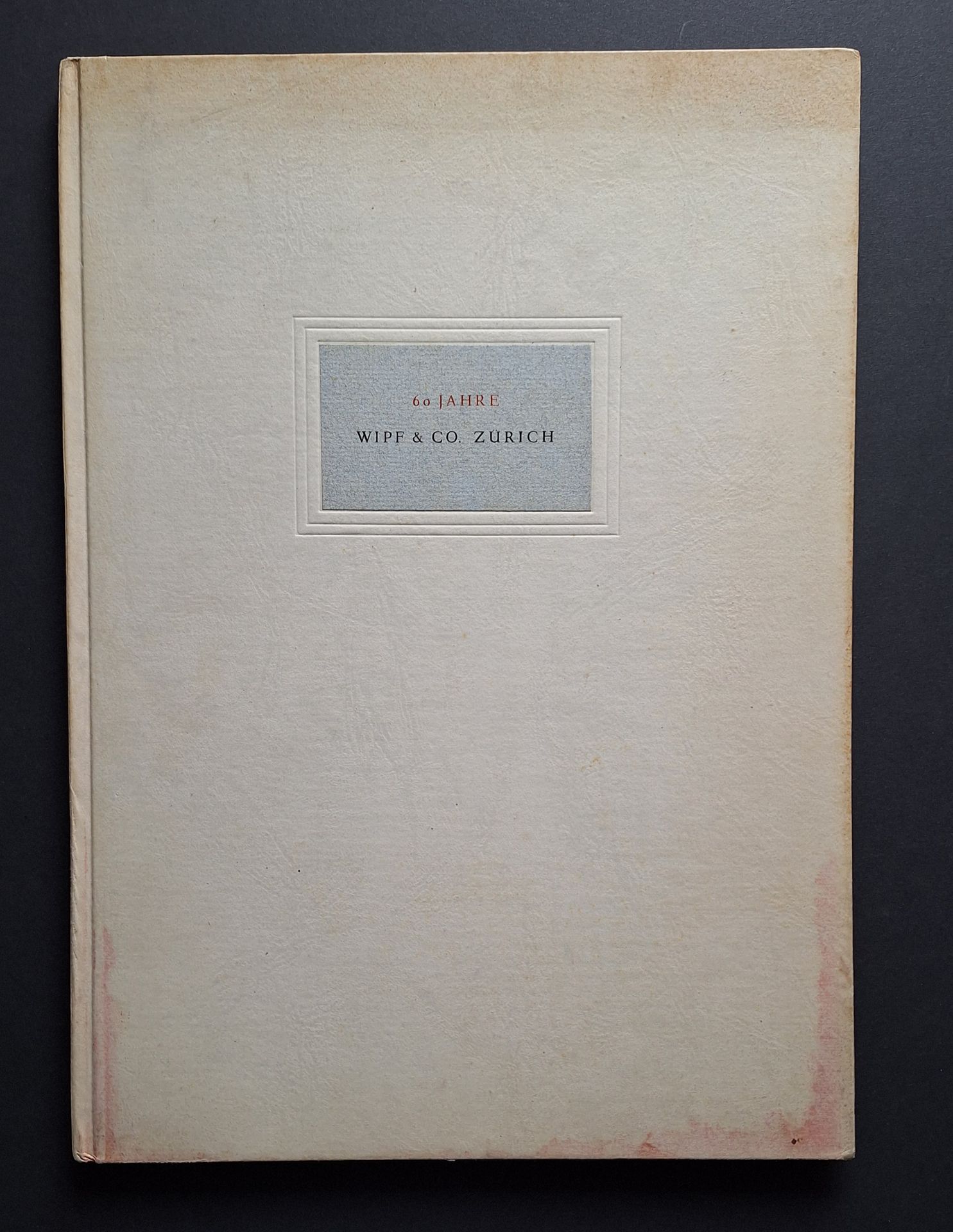 LIVRE D'ENTREPRISE
FINSLER, HANS (1891-1972)
60 Jahre Wipf & Co, Zürich. Papierwarenfabrik.
Druck Fretz AG, Zurich, 1942.
In-4 (30 x 21 cm). Édition originale. 56 pp. Texte de Leopold Hess. Dessins de H. Fülscher. Photographies par Hans Finsler et W. Mönsted. Cartonnage d'éditeur avec étiquette de titre.