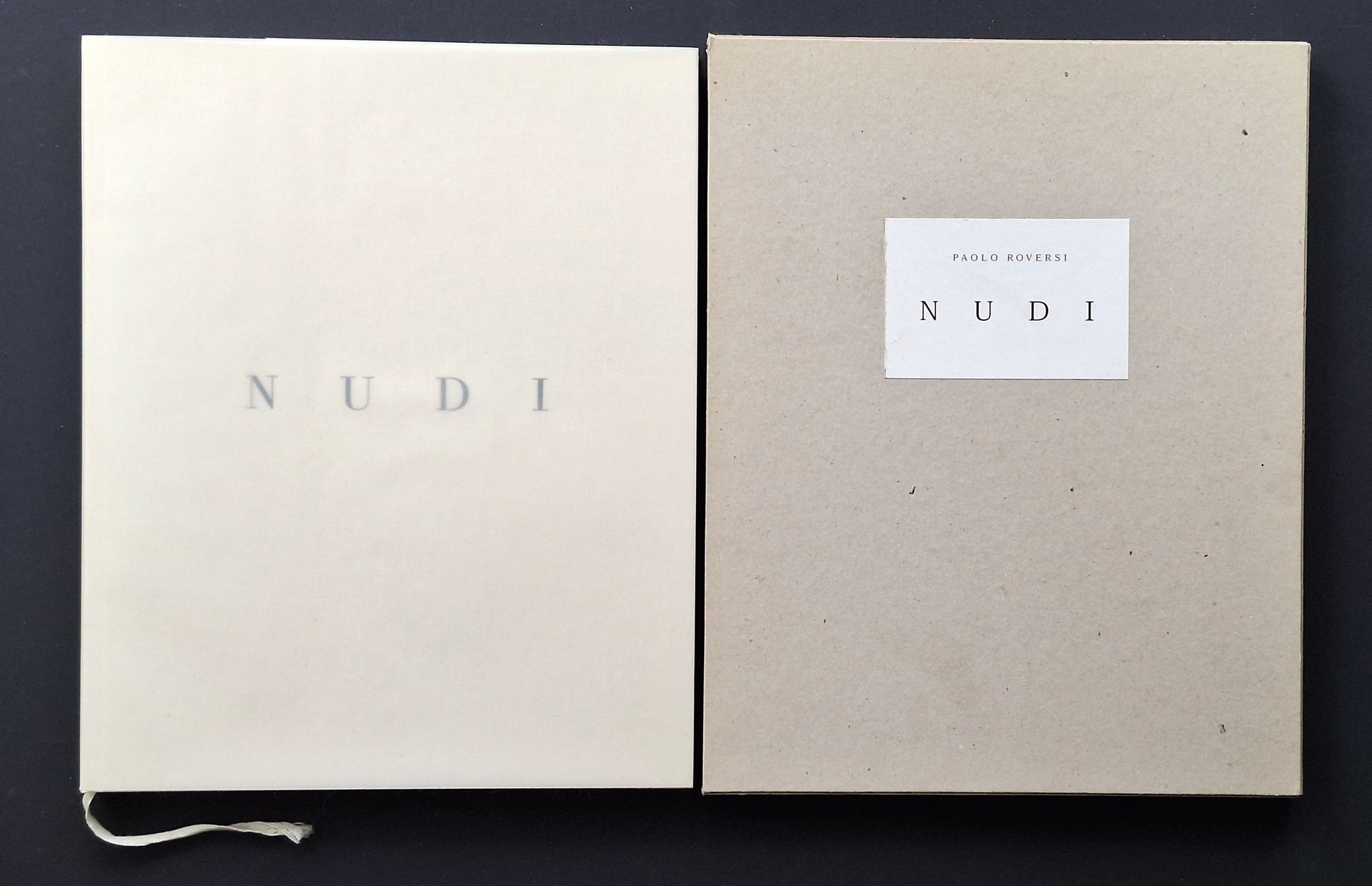ROVERSI, PAOLO (1947)
Nudi.
Stromboli, Paris, 1999.
In-8 (29 x 23,5 cm). Édition originale. 46 photographies. Cartonnage toilé d'éditeur sous jaquette transparente en papier cristal. Emboîtage avec étiquette de titre. En parfait état.