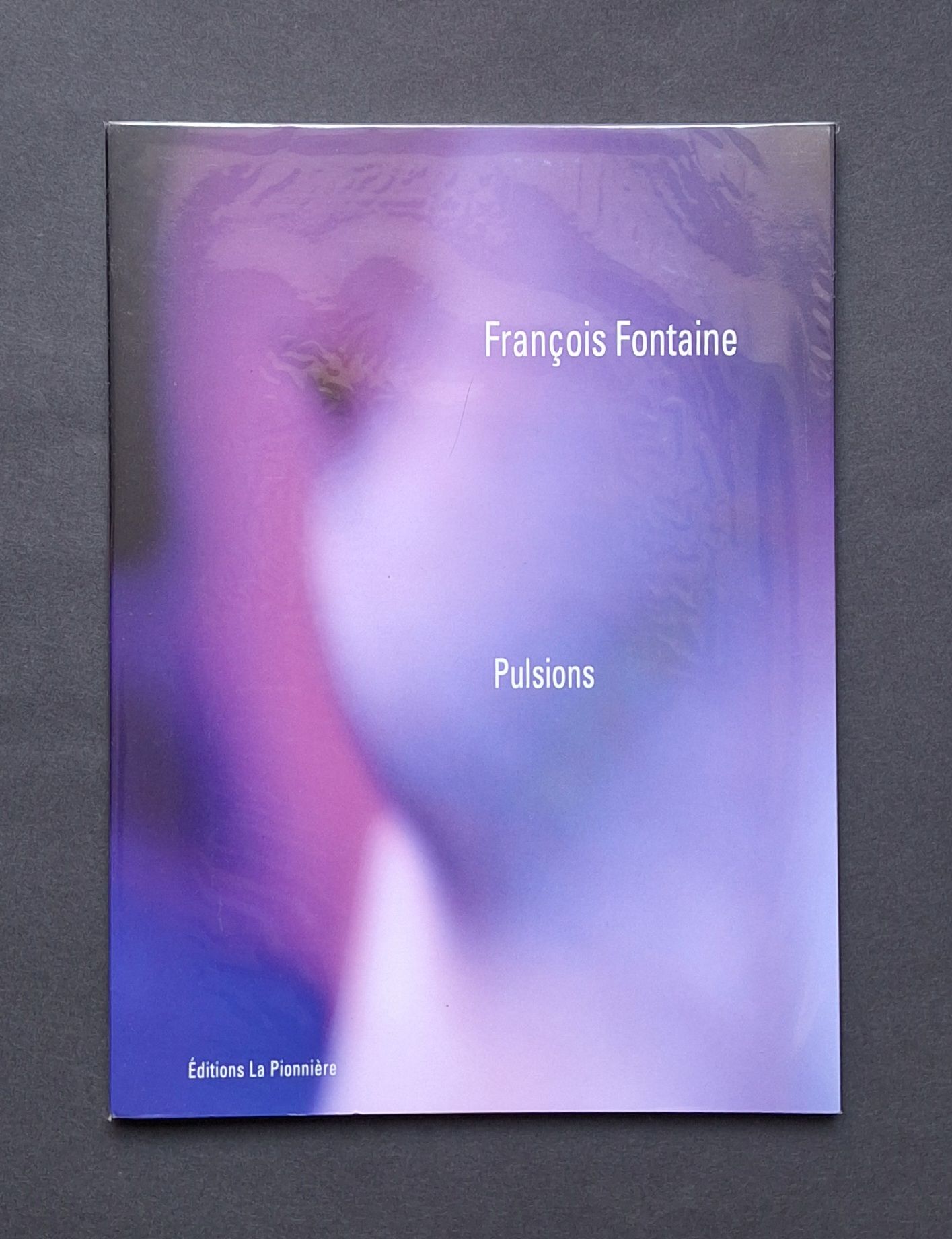 FRANCOIS FONTAINE (1968) [Signed]
Pulsions.
Éditions La Pionnière, 2021.
In-4 (33,5 x 24,5 cm). Édition originale, signée en page de titre par François Fontaine. 64 pp. Texte de Dominique Janvier. Tirage à 400 exemplaires numérotés. Couverture souple rempliée.