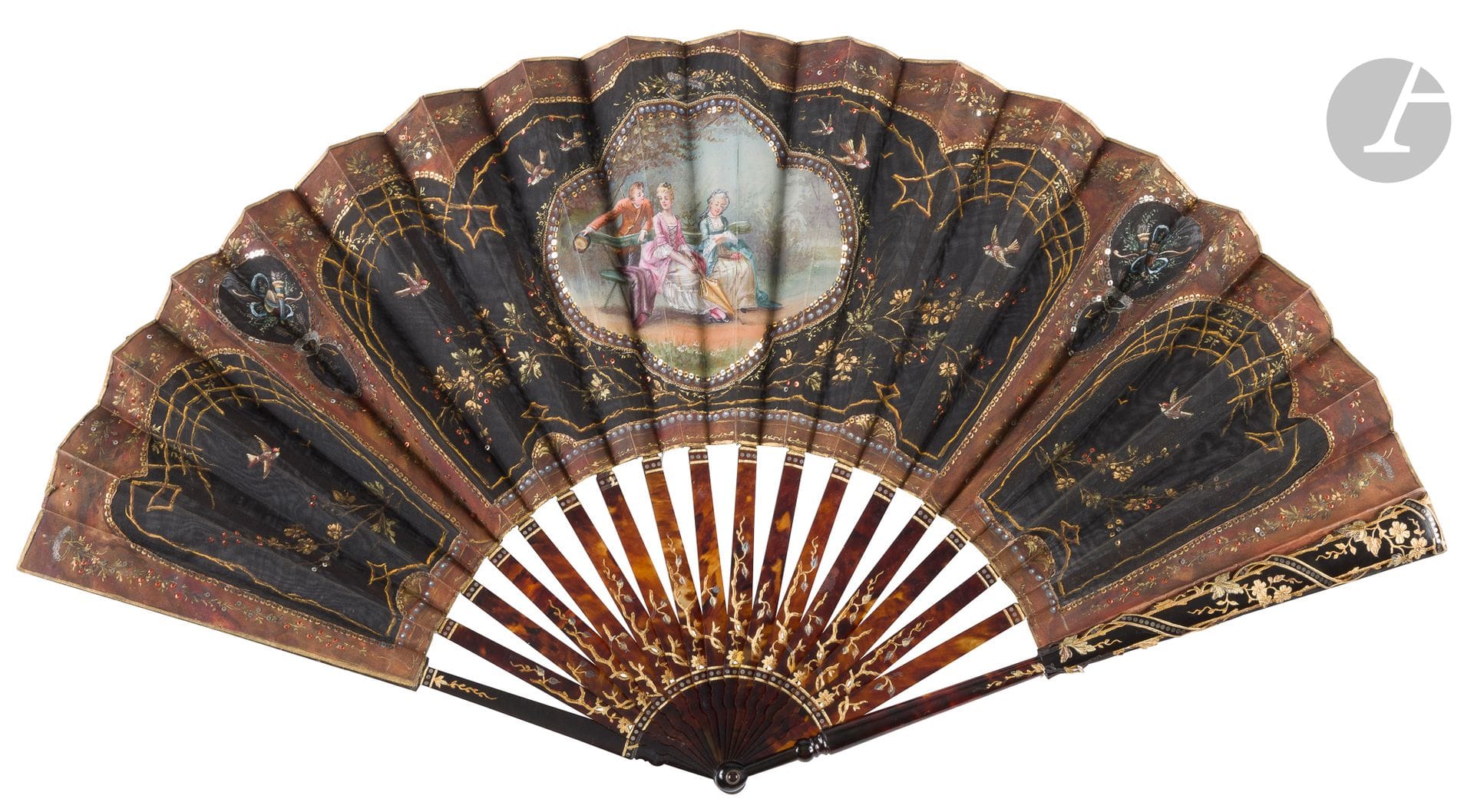 Les hommages galants, France, circa 1900
Folded fan, double sheet in black silk, mounted in the English style. In the center, a gallant scene is painted in the taste of the 18th century. Trellis effects and birds among flowers on either side.
Dull reverse. 
Brown tortoiseshell frame engraved with gilded branches. 
H.t. 27 cm-W.H. 15 cm (good condition)

In a red silk-covered box bearing the fan maker's address "J. Duvelleroy London 167 Regent street" under the lid.