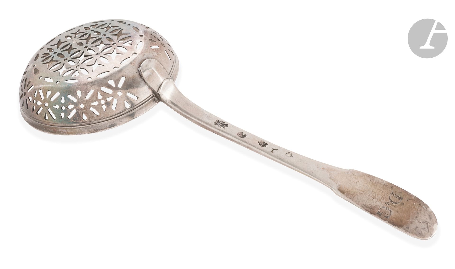 PONTIVY (Nantes jurisdiction)
Silver sugar spoon, the stem uniplat model, engraved DG, the repercé at the spoon hemmed with rows of filets.
Master goldsmith : Louis DUPONT, received in 1724, died in 1766
Weight: 70 g - length: 19.4 cm
Literature: HELFT, in "Le poinçon des Provinces Françaises", page 237, no. 670