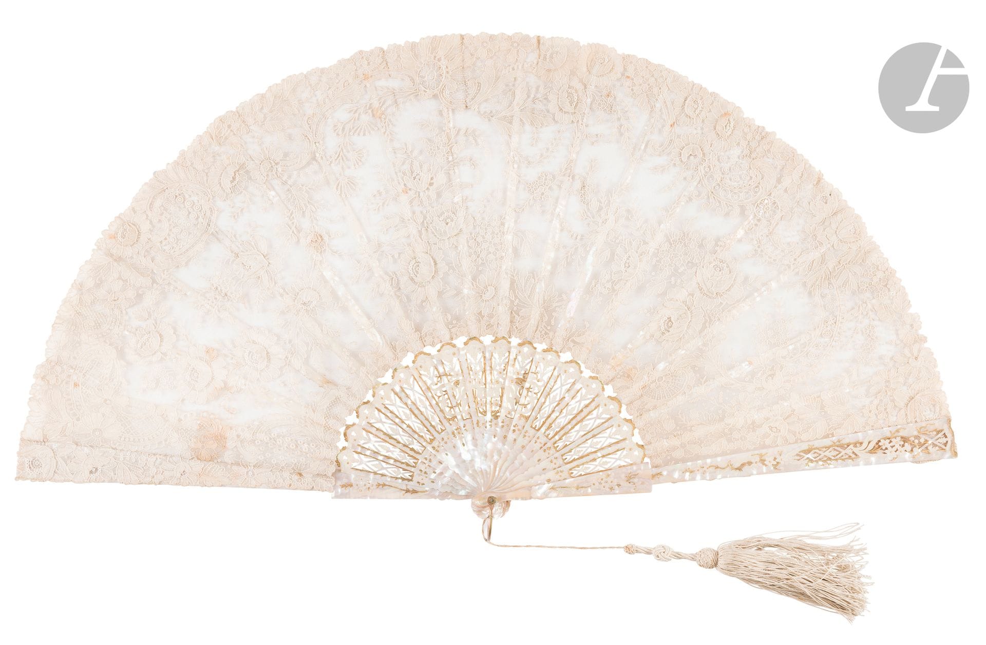 Nacre et roses, France, vers 1890
Bel éventail en dentelle à l'aiguille à décor de volutes, fleurs et feuillages. Les 34 roses sont exécutées en volumes, à pétale détaché simple.
Monture intégralement en nacre goldfish repercée, découpée, gravée et dorée. Bélière métallique dorée et gland de passementerie.
H.t. 34 cm-H.f. 21 cm (taches)
Dans une boite portant sous le couvercle l'adresse de l'éventailliste parisien Faucon.