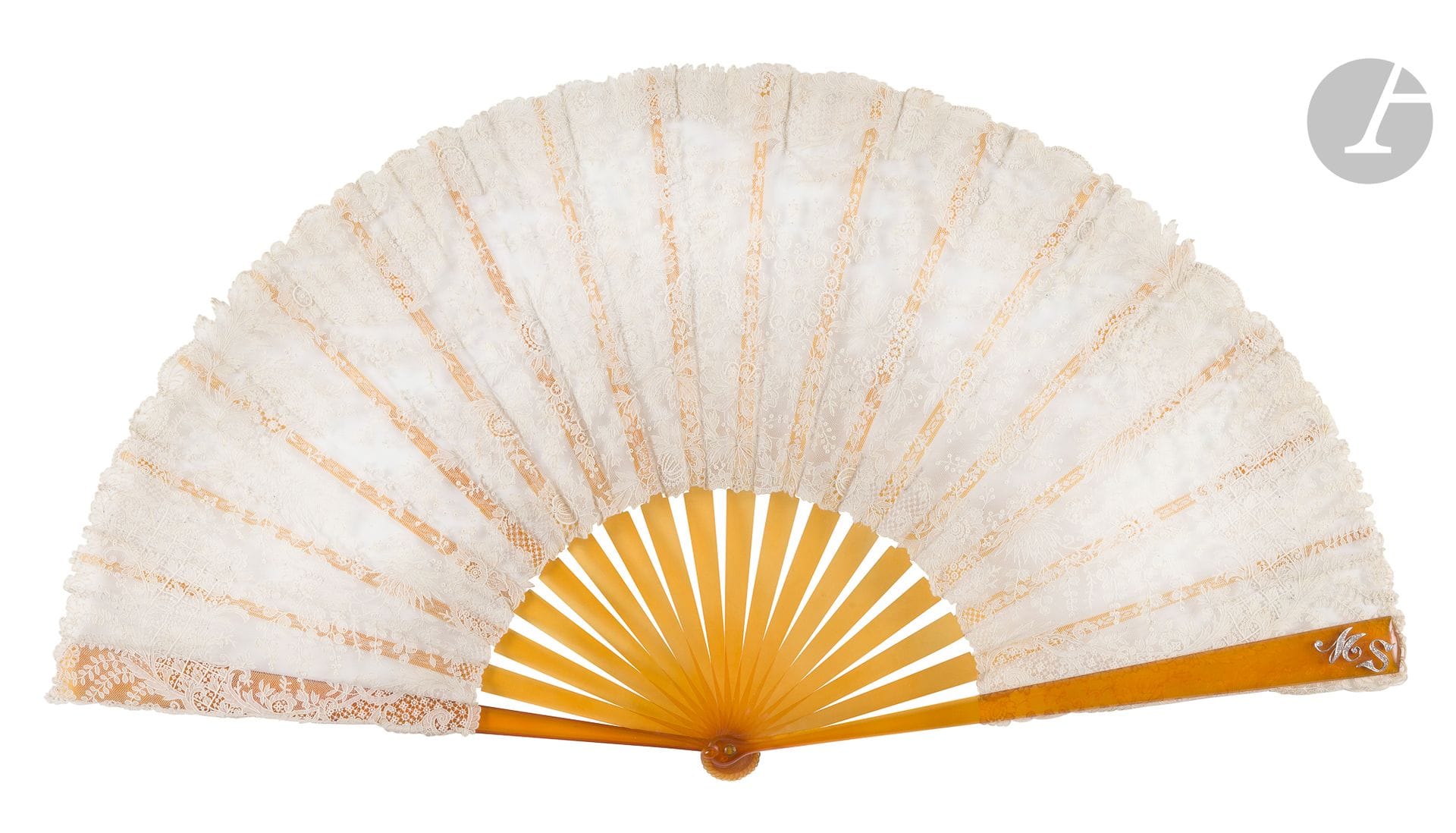 Bouquet luxuriant, France, vers 1900
Éventail plié, la feuille en très fine dentelle à l'aiguille, blanche, à décor de fleurs en bouquets et en guirlandes, et de modes variés.
Monture intégralement en écaille blonde. Le panache porte les initiales de la propriétaire " MS " enrichies de diamants.
H.t. 30 cm-H.f. 18 cm (très bon état)
Dans une boite recouverte de soie blanche portant sous le couvercle l'adresse de l'éventailliste " Duvelleroy London 167 Regent Street ".