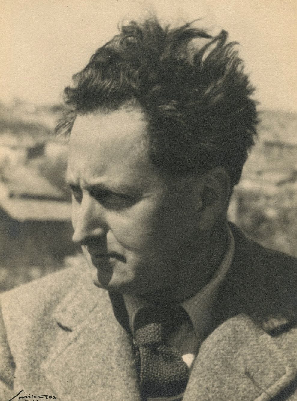 Émile Gos (1888-1969)

Jean Giono. Suisse, 1932.

Épreuve argentique d'époque, signée en bas à gauche et tamponnée par le photographe au verso.

23,7 x 17,7 cm



Le poète voyage en Suisse cette année-là en compagnie de Constant Rey Millet.