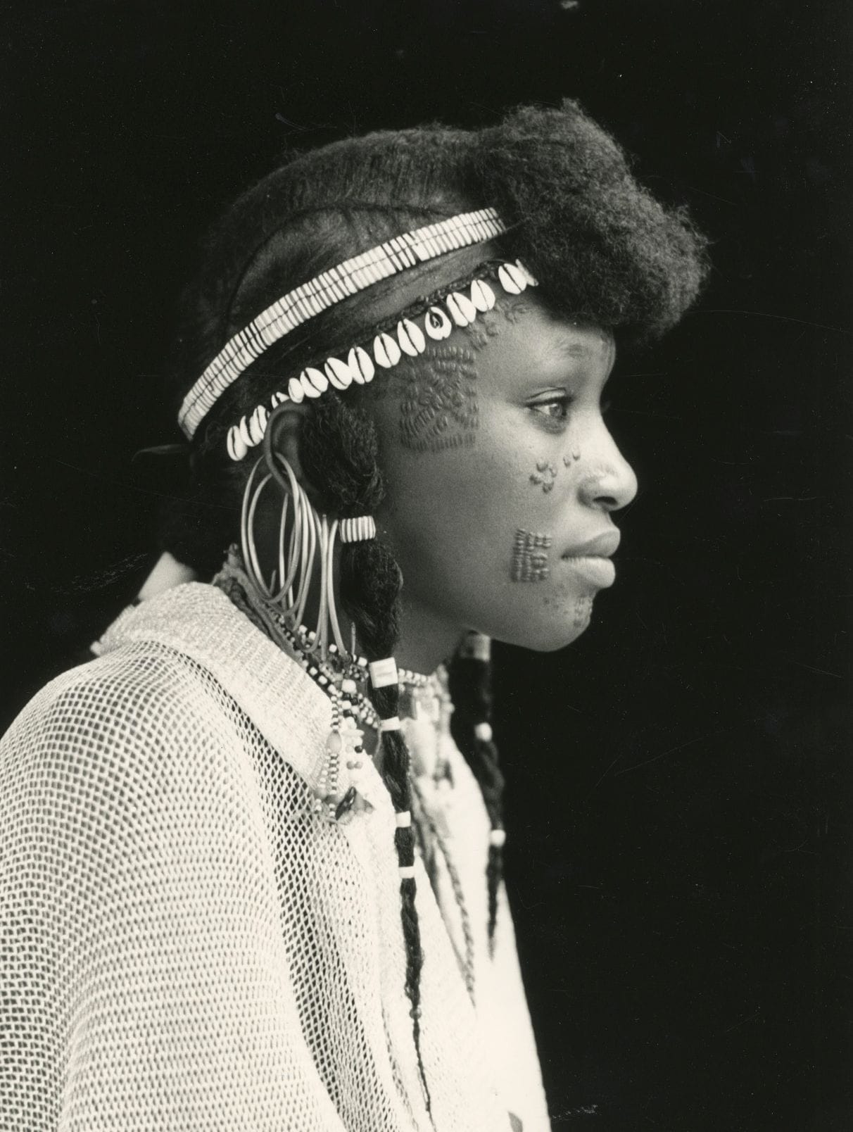 Marie-Laure de Decker (1947-2023)

Femme Woodabé. Tchad, 2003. 

Épreuve argentique d'époque, signée, titrée et datée à l'encre au verso. 

30 x 21,5 cm