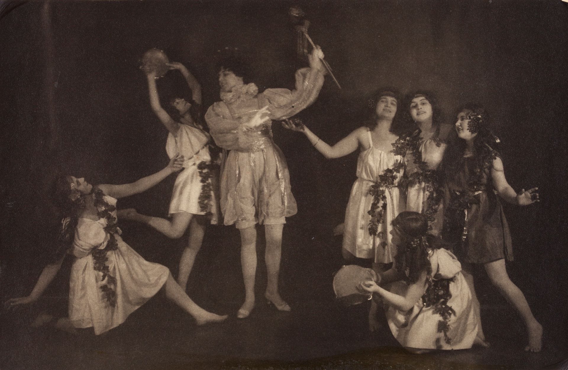 Frantisek Drtikol (1883-1961)

Ervina Kupferová en costume et baccantes, c. 1920.

Épreuve argentique d'époque.

14 x 21,5 cm