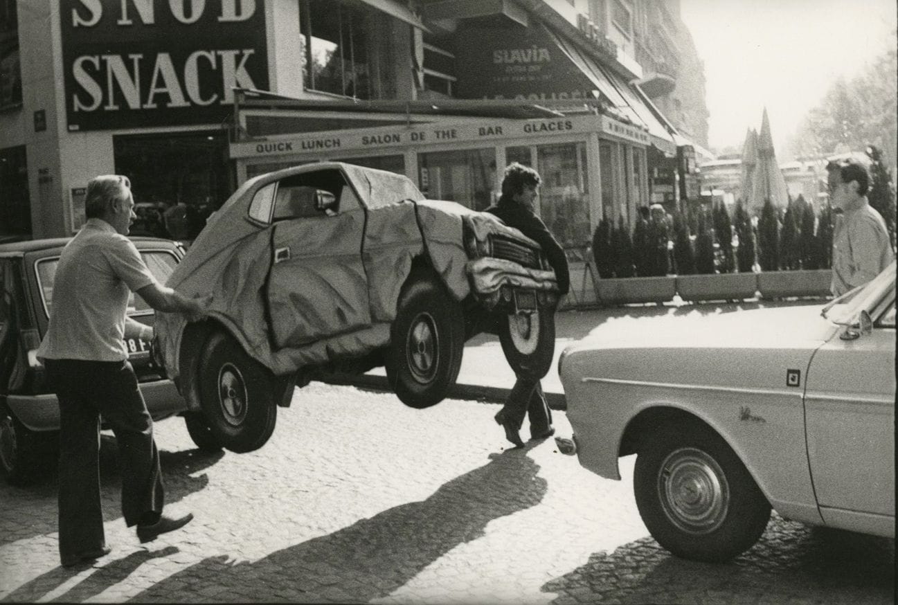 Charlie Abad (1948) 

Trompe l'œil de voiture sur les Champs-Élysées. Paris, 1977. 

Épreuve argentique d'époque. Tampon du photographe et légende tapuscrite sur étiquette contrecollée sur carton. 

Image : 15 x 22 cm / Feuille : 17,7 x 23,8 cm