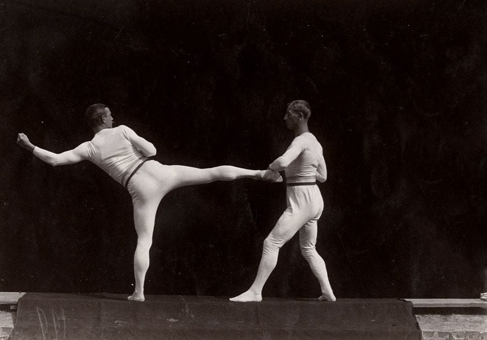Photographe non identifié

Sports modernes. c. 1905. 

École de gymnastique de Joinville le Pont. 

Épreuve sur papier citrate. Annotations et tampon de presse au verso. 

11,5 x 16,5 cm 



Bibliographie :  

P. Moreau et G. Voulquin (dir.), Les sports modernes illustrés. Encyclopédie sportive illustrée, Paris, Librarie Larousse, 1905-1906.