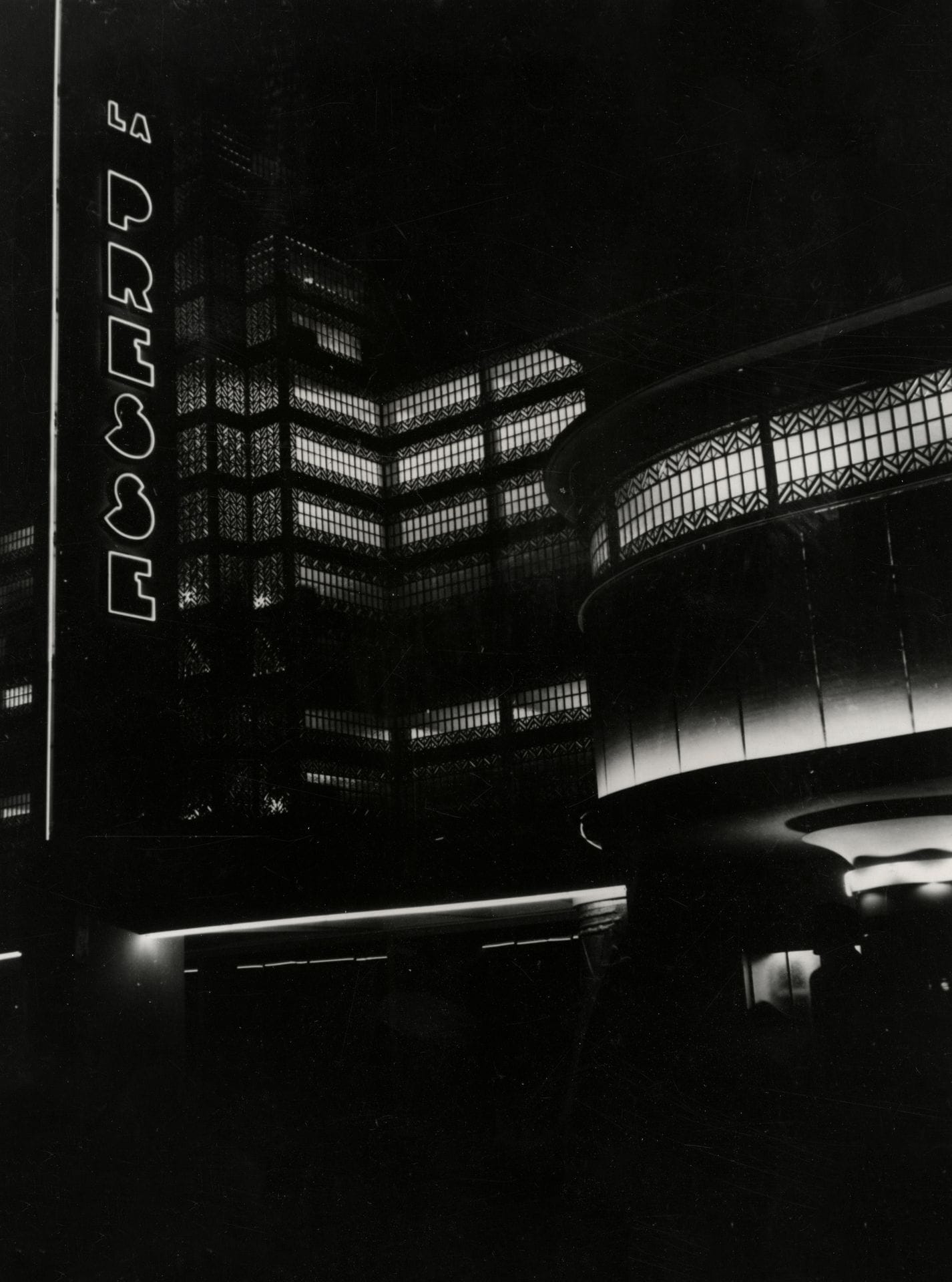 Georges Goldner (1916-1997) 

La Presse neon sign, c. 1935-1940. 

Vintage silver print. Photographer's stamp on verso. 

Image : 23 x 17 cm / Sheet : 24 x 18,2 cm