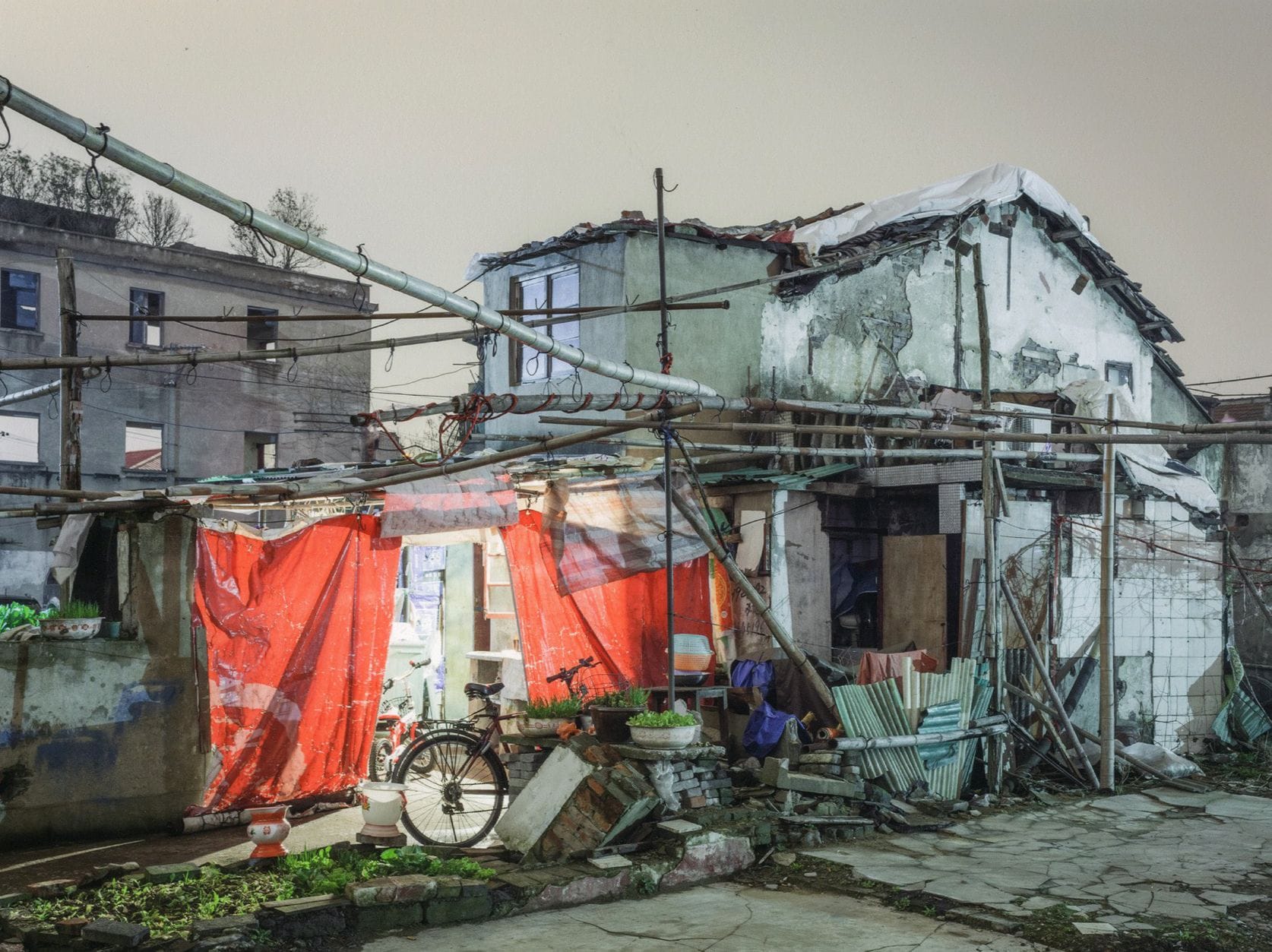 Peter Bialobrzeski (1961)

Nail Houses #34. Shanghai, 2013.

Épreuve pigmentaire signée, titrée, datée et numérotée à 20 exemplaires à l'encre au verso.

Image : 21,8 x 29 cm / Feuille : 23 x 30,5 cm