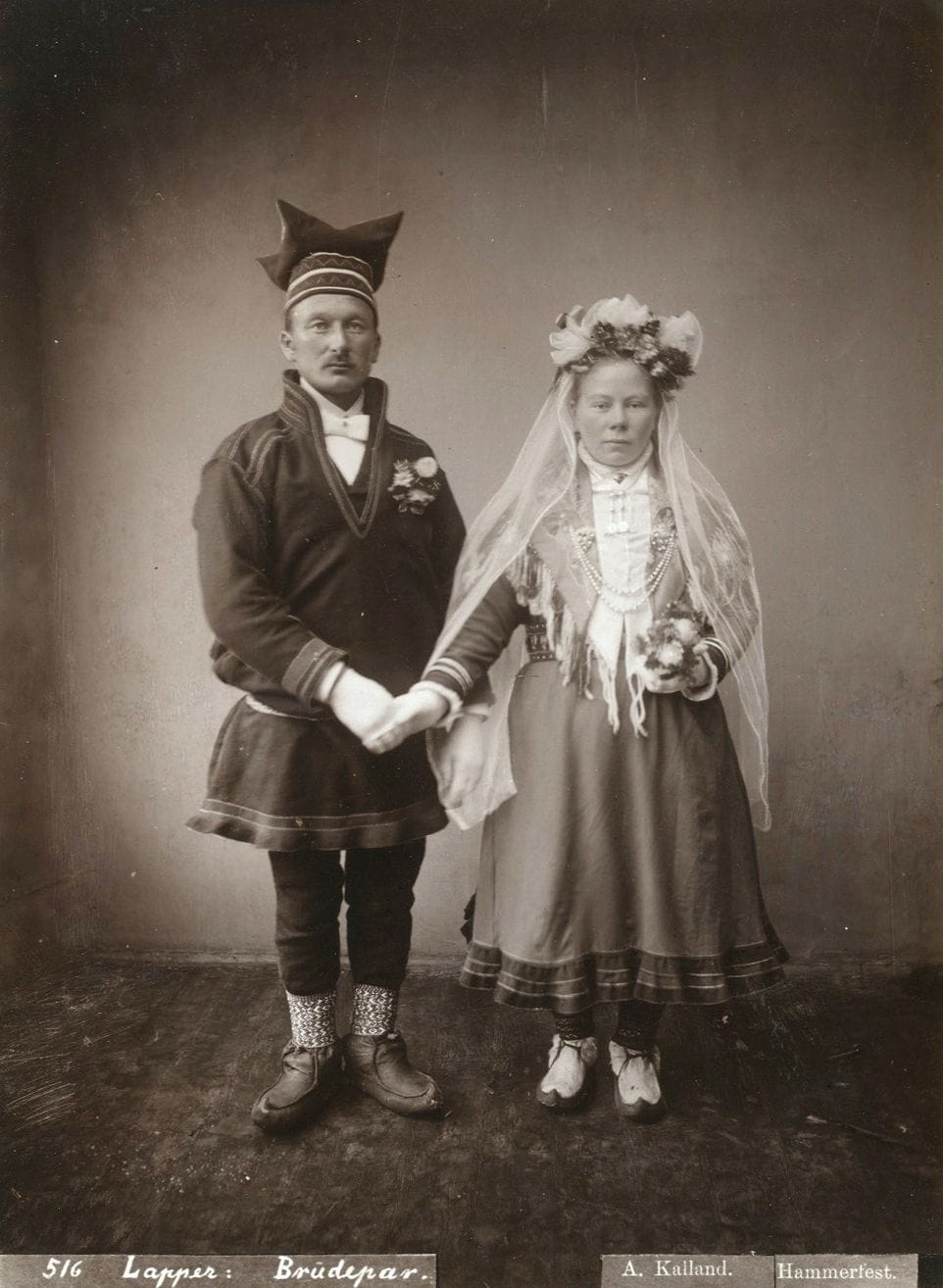 A. Kalland - Richard Andvord - Axel Lindahl -

Norvège, c. 1890-1900.

Pêche à la baleine. Samis. Hammerfest. Hornviken. Thelemarken. Gaustafjeld. Vestfjord. Hardanger. Digermulen. Thorghatten.

30 épreuves sur papier albuminé, citrate, épreuves photomécaniques et photochromes. Nombreux crédits de photographes, dates et légendes en bandeaux en bas des épreuves.

Formats : de 16 x 21 à 22 x 17 cm