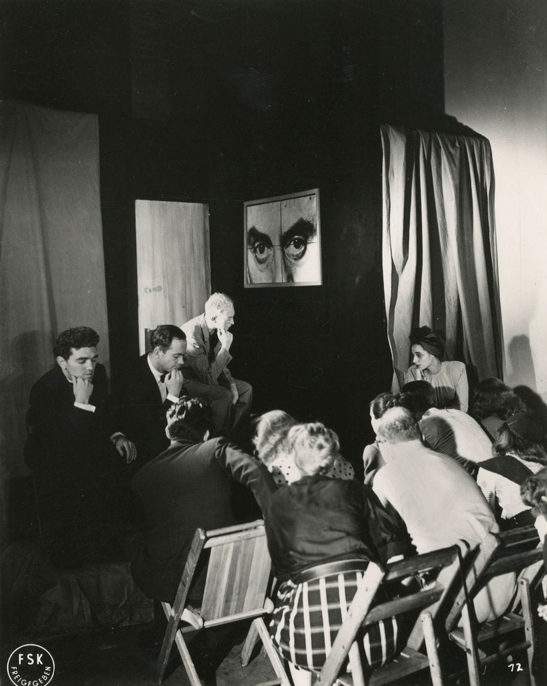 Photographe non identifié

Dreams that money can buy de Hans Richter [séquence Ruth, Roses and Revolvers conçue par Man Ray], 1947.

Épreuve argentique d'exploitation. Crédits du films dans le négatif. Tampons "Estate Hans Richter", "Art Acquest LLC" et annotations manuscrites au verso.

Image : 23,3 x 18,5 cm / Feuille : 28,5 x 23,5 cm



On joint une épreuve argentique d'époque représentant Jack Bittner dans ce même film.