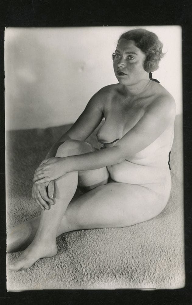 Atelier Stone (Cami and Sasha Stone)

Seated woman, c. 1930.

Vintage silver print, enhanced with black ink. Atelier Stone stamp on verso.

Image : 14.5 x 10 cm / Sheet : 18 x 11.5 cm