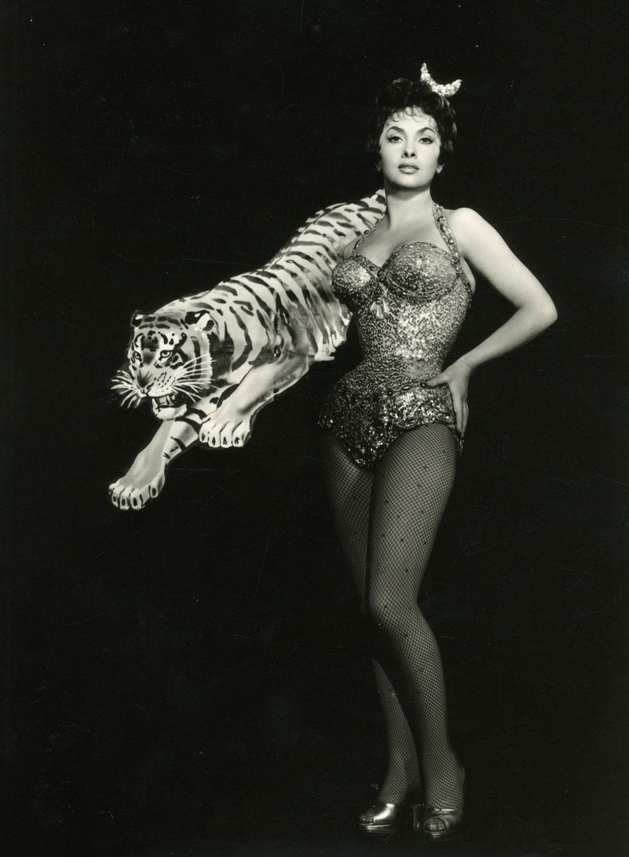Raymond Voinquel (1912-1994)

Gina Lollobrigida sur le tournage de Trapèze de Carol Reed, 1956.

Épreuve argentique (c. 1980). Tampon Photo Raymond Voinquel, titre et date au verso.

Image : 29 x 21,5 cm / Feuille : 30,5 x 24 cm
