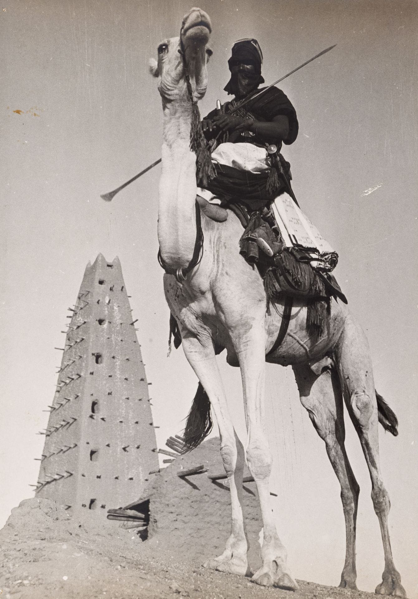 George Hoyningen-Huene (1900-1968) 

Mali, 1938.

Épreuve argentique d'époque sur papier Kodak. Tampons Hoyningen-Huene (2) et annotations manuscrites pour publication au

verso.

27,7 x 19,5 cm



Bibliographie :

George Hoyningen-Huene, African mirage : The record of a journey, Londres, B. T. Batsford, 1938.



Provenance : 

Collection Nicolas Ducrot.