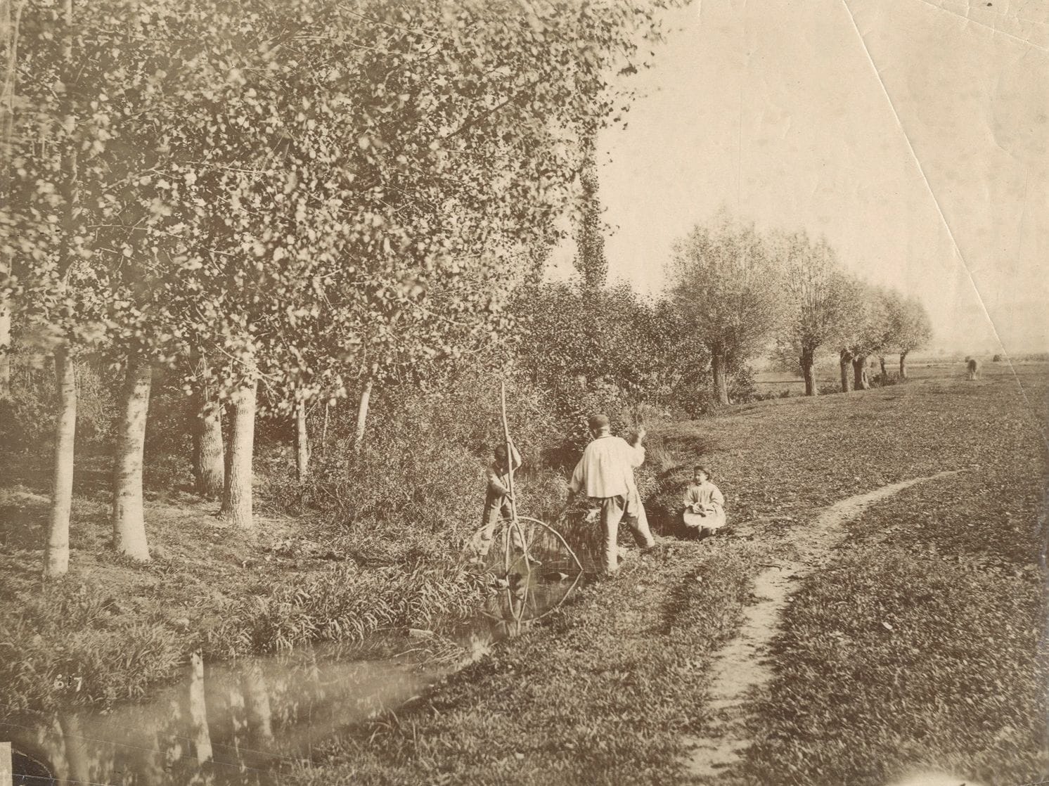 Photographe non identifié 

Pêche aux écrevisses. Jura, c. 1890. 

Épreuve sur papier albuminé. Annotations au crayon au verso. 

19,5 x 26 cm