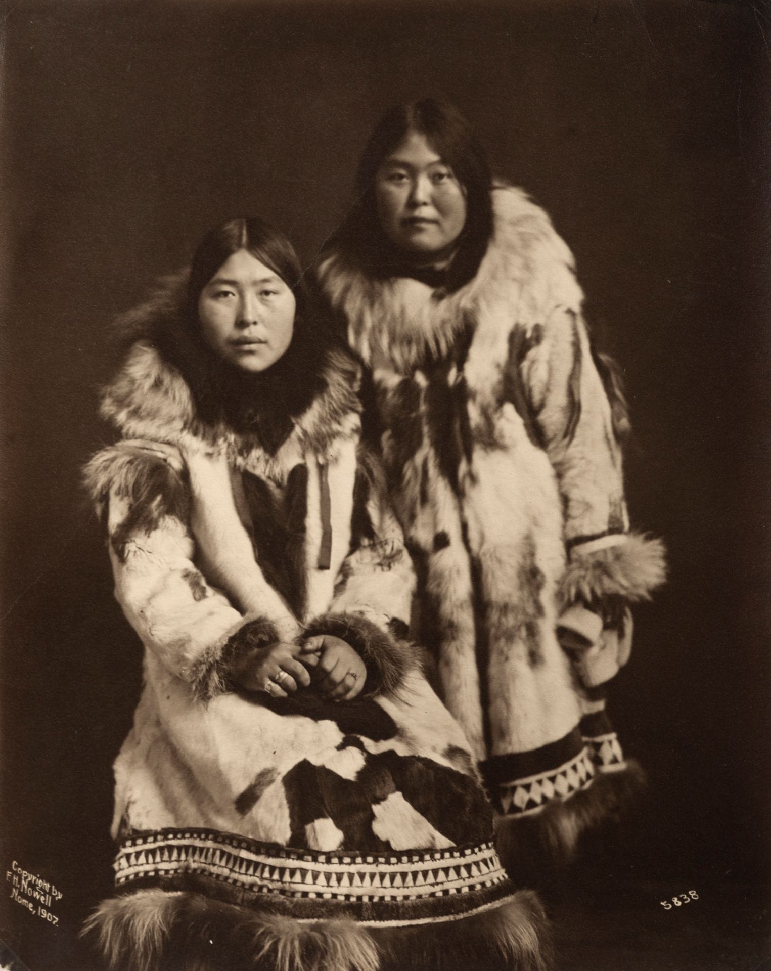 F. H. Nowell 

Two Inuit women. Nome [Alaska], 1907.

Vintage silver print. Photographer's copyright, location, date and reference number in negative at bottom. Folding.

24.5x19.5 cm