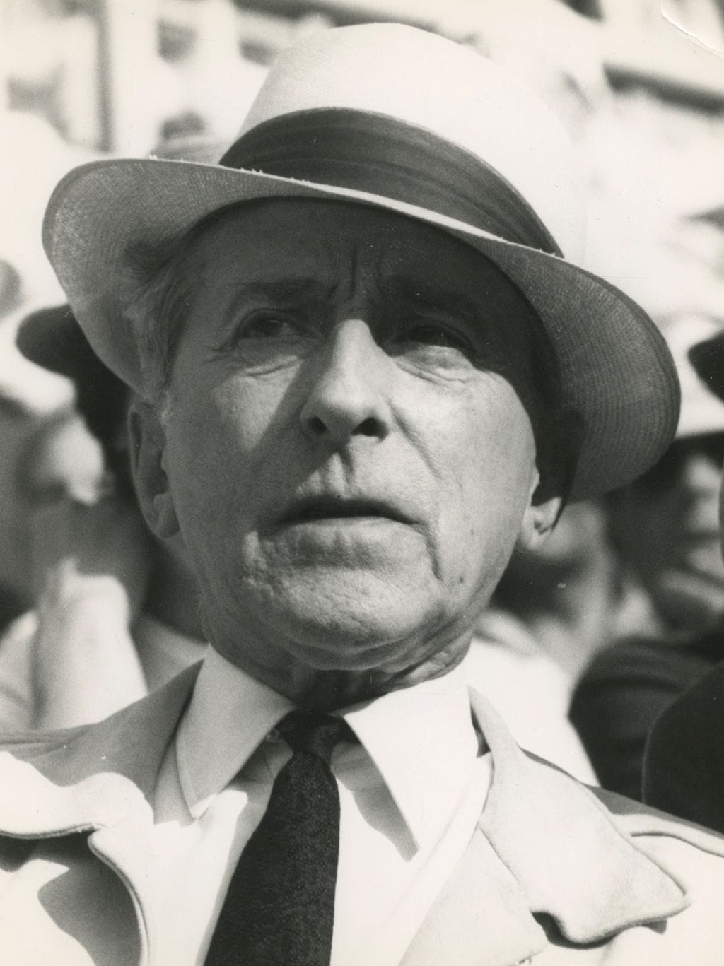 Edward Quinn (1920-1997)

Jean Cocteau, c. 1960.

Épreuve argentique d'époque. Tampons du photographe et d'agence au verso.

24 x 18 cm



Cassure dans le coin supérieur droit.