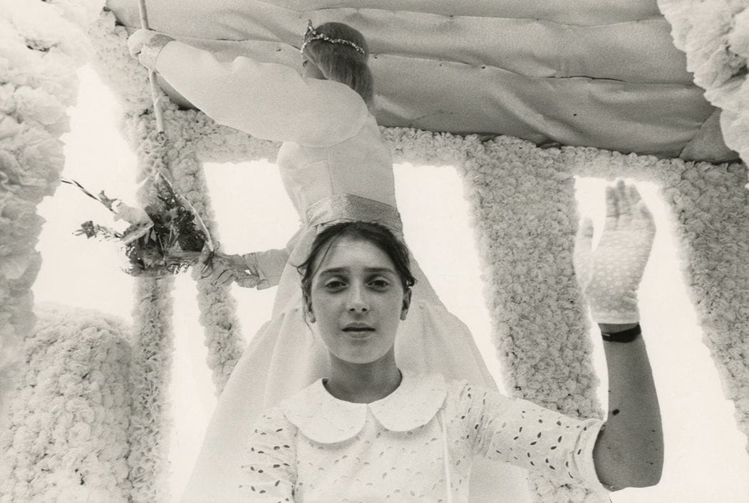 Jacques Favre-Félix (1954)  

Défilé de La Esmeralda, reine des forains de France. Foire du Trône. Paris, 1982. 

Épreuve argentique d'époque titrée et datée par l'auteur à l'encre noire dans la marge en bas. Tampon du photographe, date et mentions de l'exposition Fêtes au verso. 

Image : 12,2 x 18,1 cm / Feuille : 17,6 x 23,8 cm