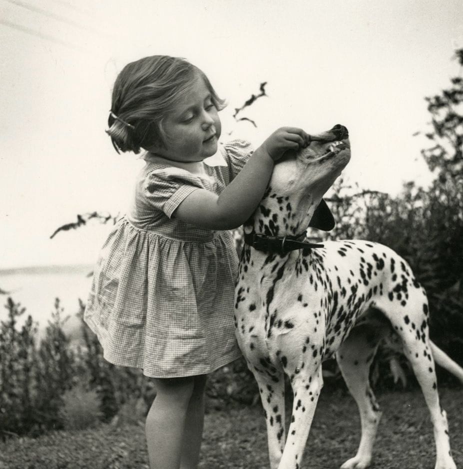 Ergy Landau (1896-1967)

Fillette et son dalmatien, c. 1930.

Épreuve argentique (c. 1960). Tampon au verso.

Image : 16,3 x 16 cm / Feuille : 23,8 x 17,8 cm