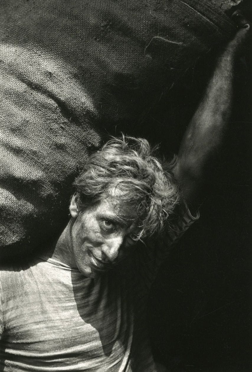 Édouard Boubat (1923-1999)

Young man, 1959.

Silver print (c. 1980). Photo stamp E. Boubat - Agence Top, handwritten annotations and date on verso.

Image: 22 x 14.8 cm / Sheet: 24 x 18 cm



This image was published in Réalité magazine, n°167, December 1959.