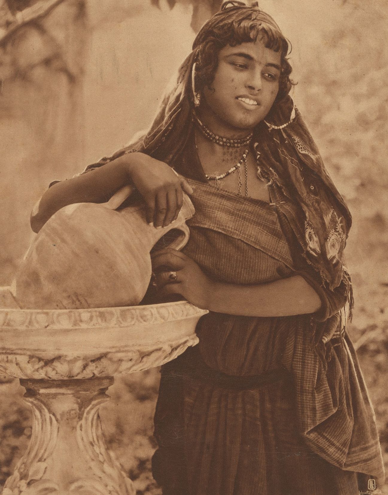 Rudolf Franz Lehnert (1878-1948) - Ernest Heinrich Landrock (1878-1966)

Égypte. Tunisie, c. 1900-1930.

Dunes. Jeune femme à l'amphore. Mendiant. Bédouins. 

Quatre héliogravures d'époque. Crédit des photographes dans le négatif.

Format moyen : 29 x 24 cm avec marges