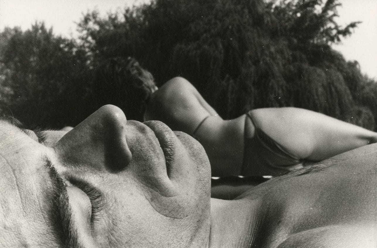 Tina Bara (1962) 

Sans titre [couple], c. 1990. 

Épreuve argentique d'époque. Crédit de la photographe au verso. 

Image : 15 x 22,2 cm / Feuille : 18 x 24 cm