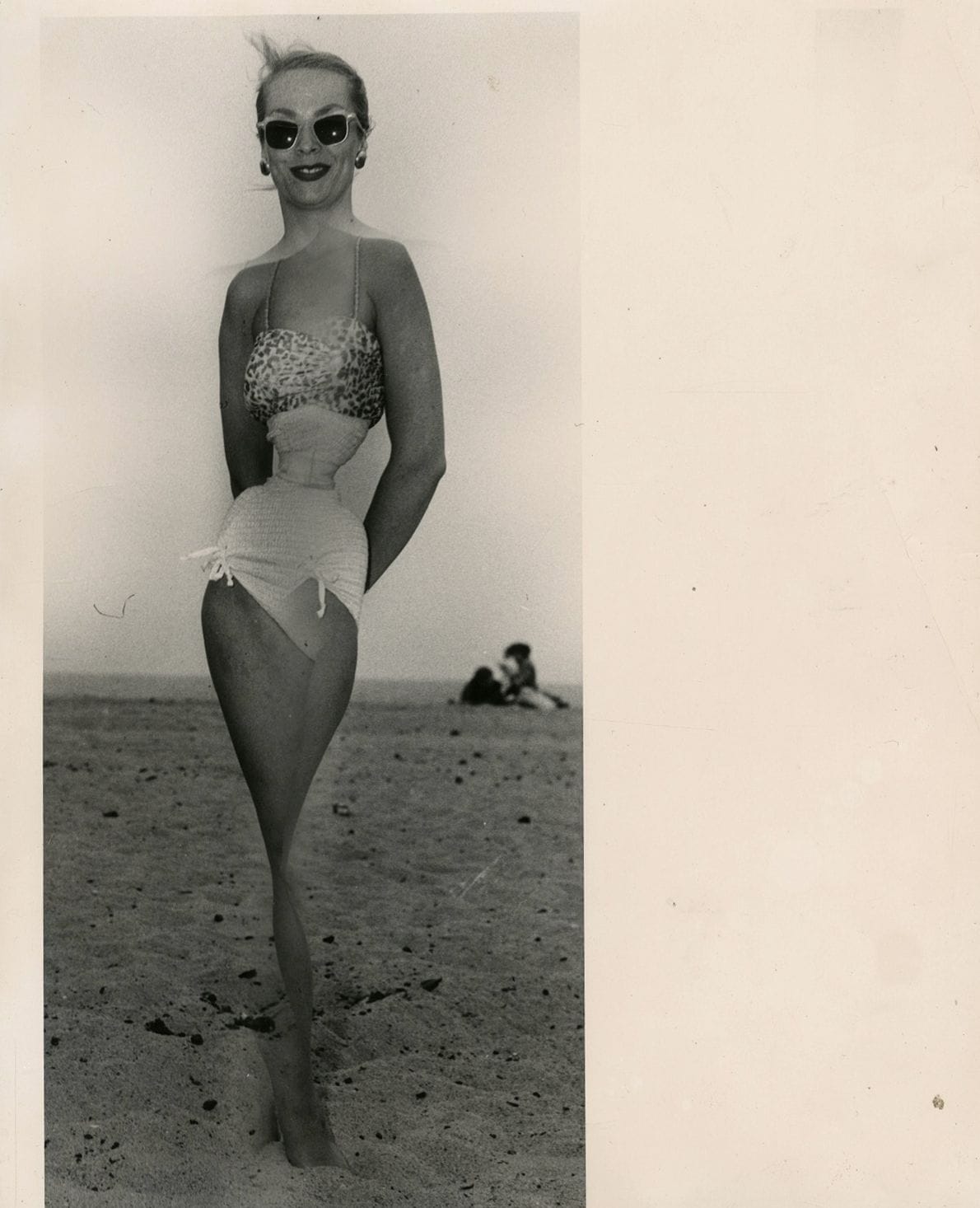 Weegee (Arthur Fellig) (1899-1968)

Distortion. Woman on the beach, c. 1955.

Vintage silver print. Stamped Credit Photo by - Weegee on verso.

Image : 24,6 x 11 cm / Sheet : 25,5 x 20,6 cm