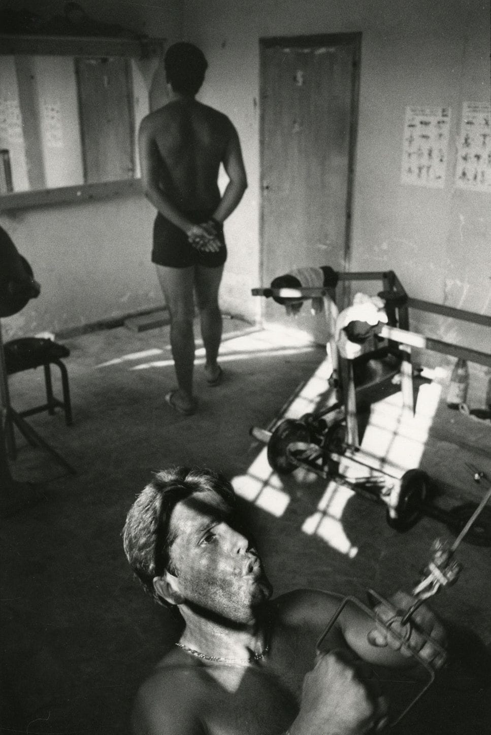 Roberto Koch (1955) 

Italie, 1989-1990. 

Prison Rebibbia à Rome. Fête du Ferragosto. Université de la Sapienza occupée. Festa dell'Unità. Palerme. 

Cinq épreuves argentiques sur papier Agfa. Crédits ou tampons du photographe, titre et date à l'encre noire aux versos. 

Format moyen : 30,5 x 23,8 cm