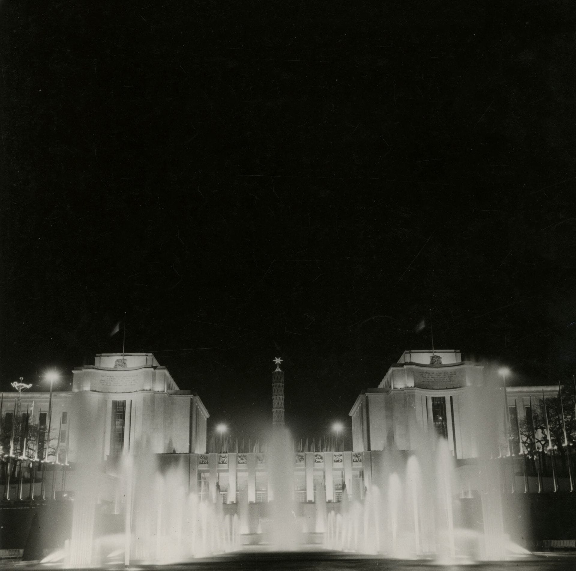 Gaston Paris (1903-1965)

Trocadéro. Paris, c. 1930-1940.

Épreuve argentique d'époque. Tampon du photographe et d'agence au verso. 

23,5 x 23 cm