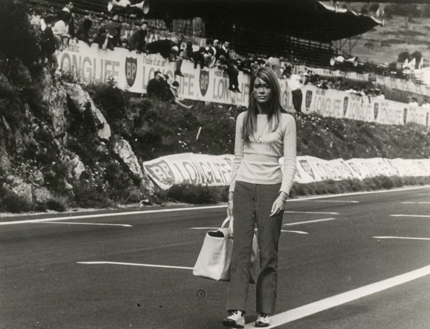 François Gragnon (1929-2018)

Françoise Hardy sur le tournage de Grand Prix de John Frankenheimer, 1966.

Épreuve argentique d'époque. Signature, annotation et tampon de presse au verso. 

18,3 x 24 cm