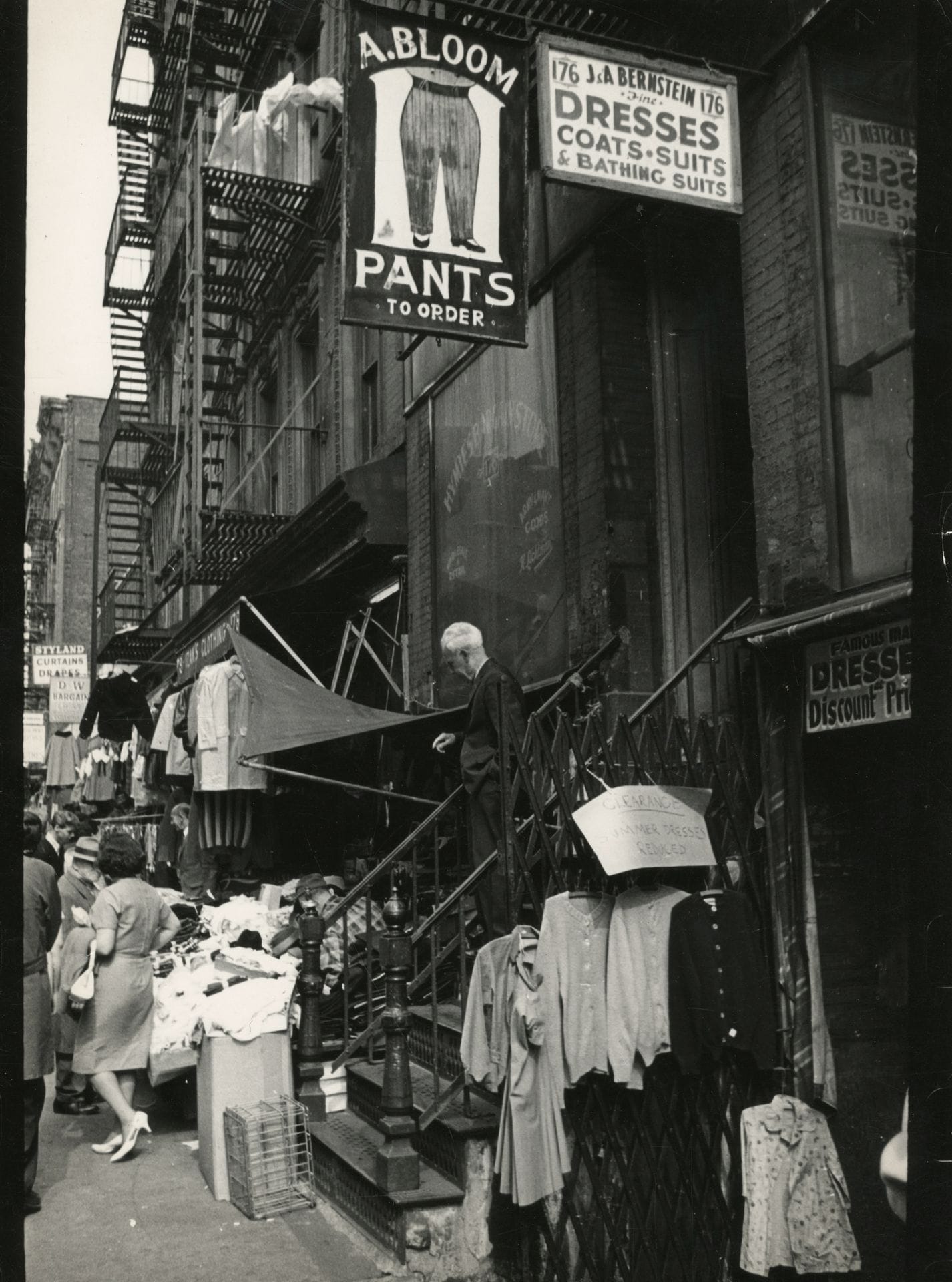 Jan Lukas (1915-2006) 

Orchard Street. New York, 1964. 

Épreuve argentique d'époque sur papier Agfa. Tampons du photographe et d'agence, titre et date au verso. 

23,8 x 17,8 cm