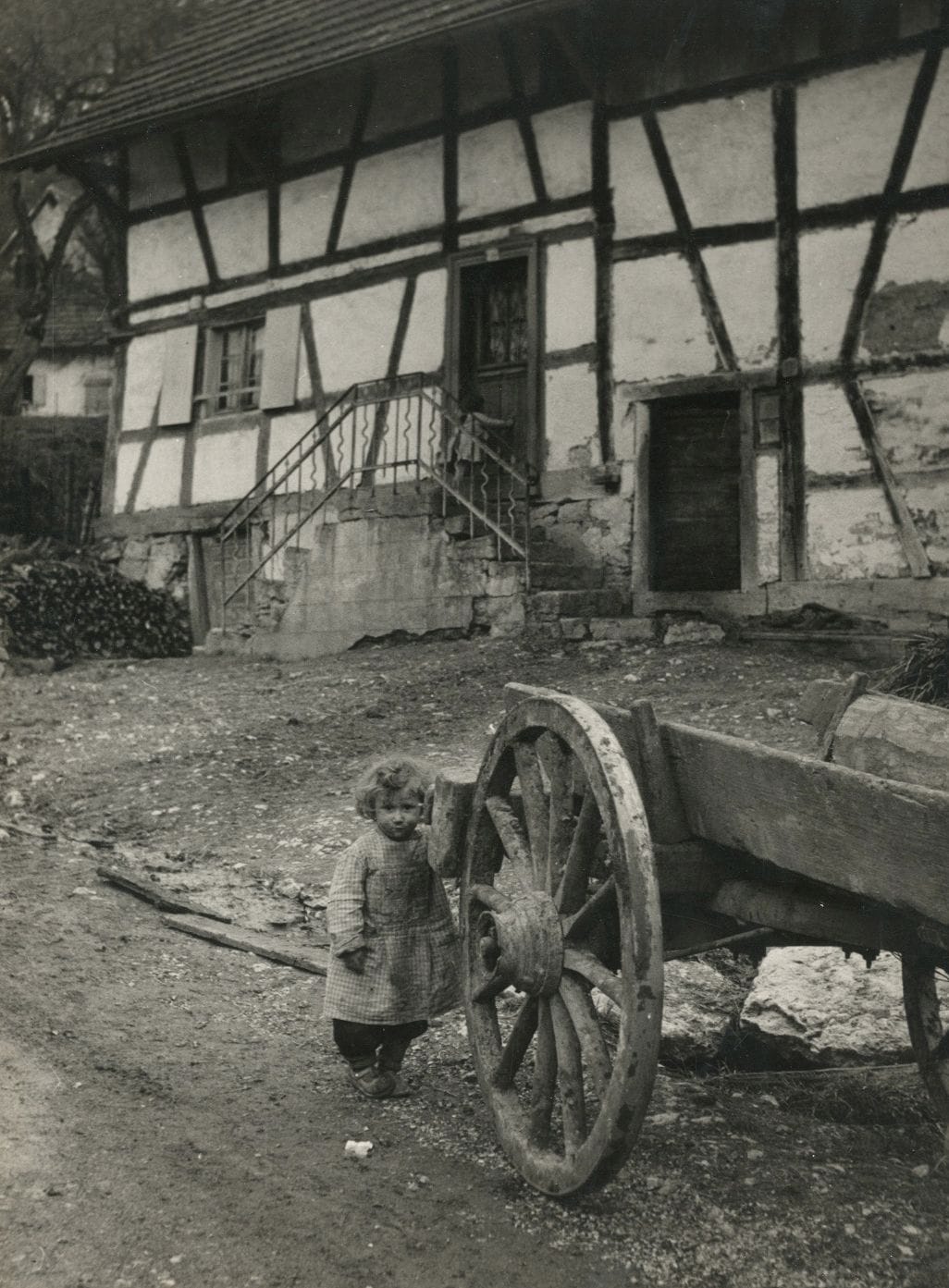 Willy Ronis (1910-2009)

Vieux-Ferrette (Haut-Rhin), 1954.

Épreuve argentique d'époque. Tampon Photo - Willy - Ronis - 11, rue Bargue - Paris, titre, date et numéro de négatif au verso.

24 x 18 cm