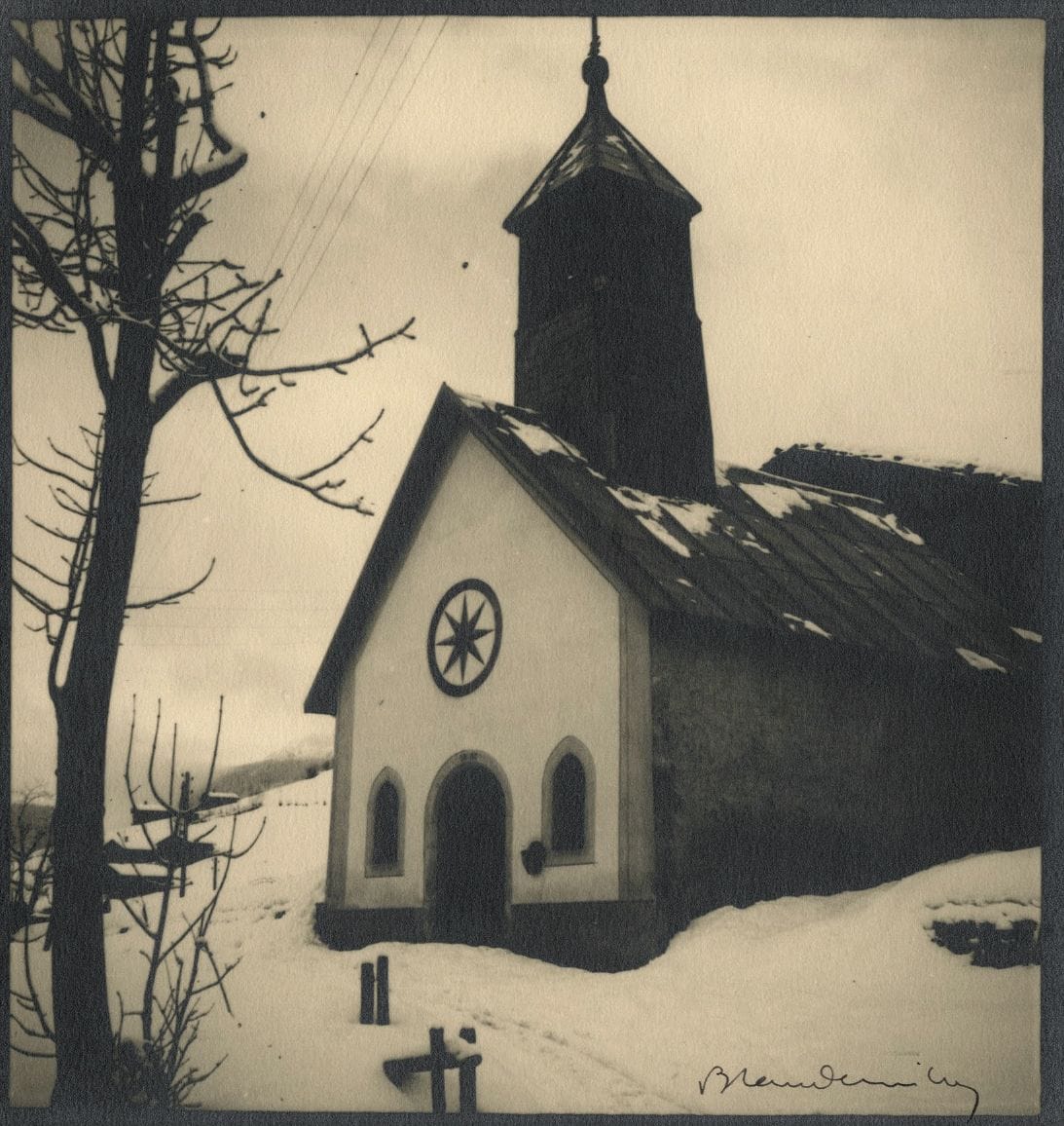 Théodore Blanc (1898-1985) - Antoine Demilly (1894-1964)

Chapelle du Bouchet. Grand Bornand, c. 1935.

Épreuve argentique d'époque, signée à l'encre en bas à droite.

Image : 19,5 x 18,5 cm / Feuille : 27,2 x 19,7 cm