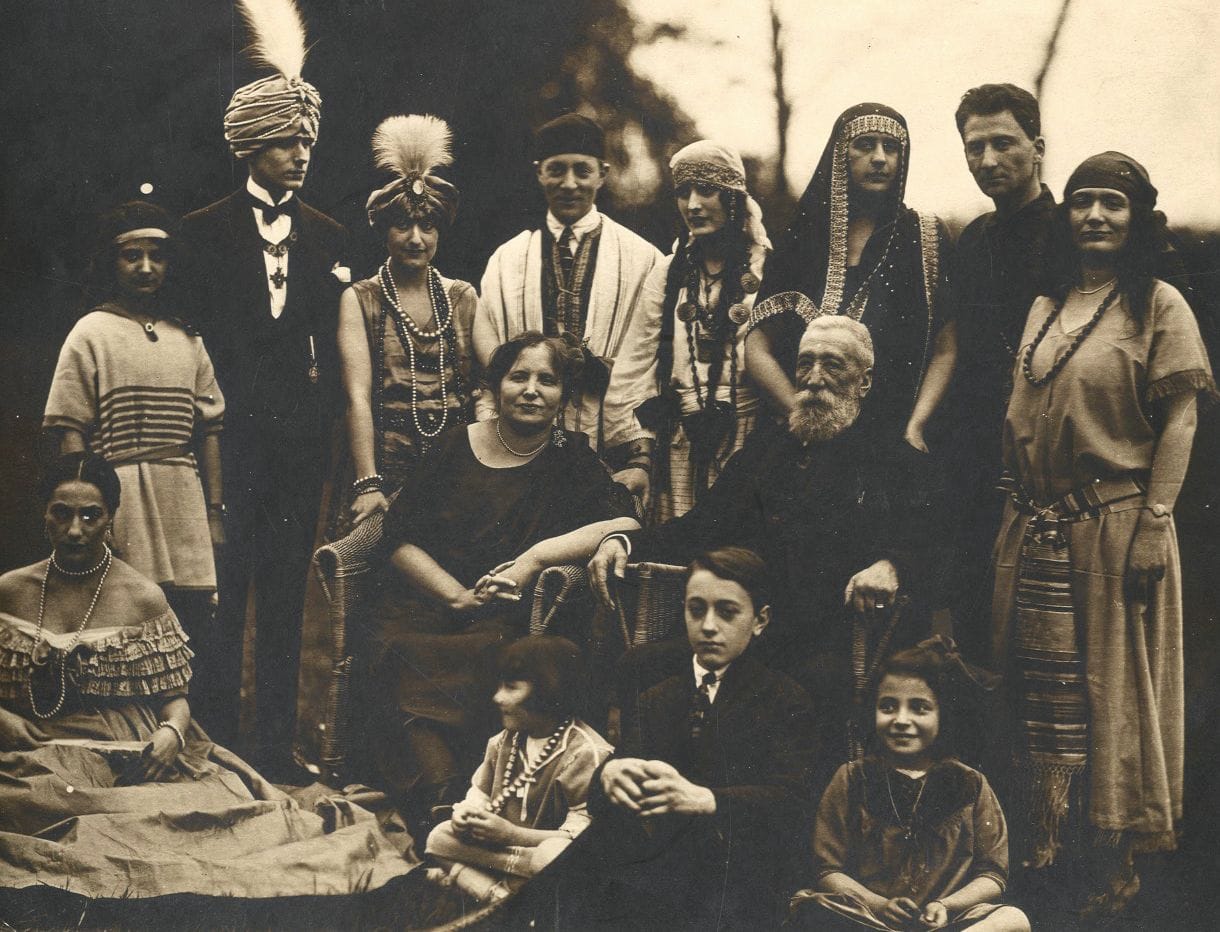 Photographe non identifié

Anatole France lors d'un bal costumé organisé par le docteur Paul-Louis Couchoud. Versailles, 1920.

Épreuve argentique d'époque, annotée et datée au verso.

16,5 x 21,5 cm