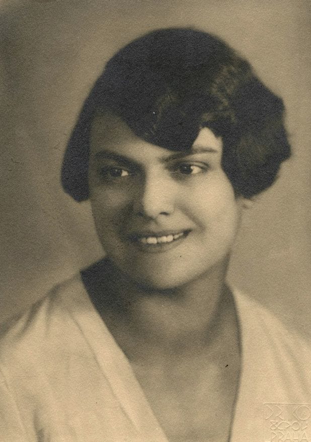 Frantisek Drtikol (1883-1961)

Portrait féminin, c. 1930.

Épreuve argentique d'époque contrecollée sur carton. Timbre sec du photographe sur l'épreuve et tampon sur le montage.

15 x 10,8 cm