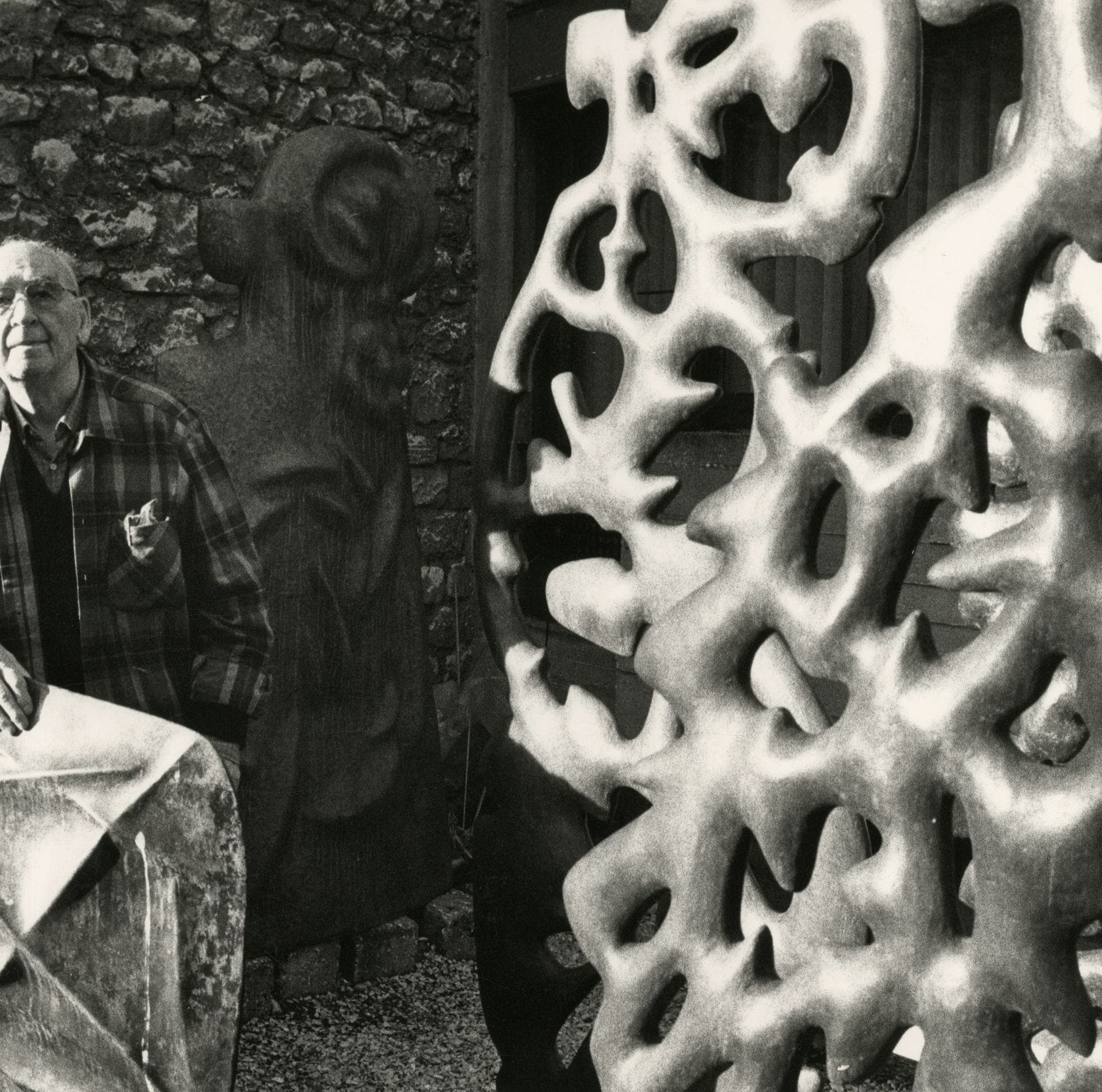 Lucien Hervé (1910-2007) 

Le sculpteur Étienne Hajdu, c. 1980.

Épreuve argentique d'époque signée à l'encre des initiales du photographe au verso.

28,5 x 29 cm
