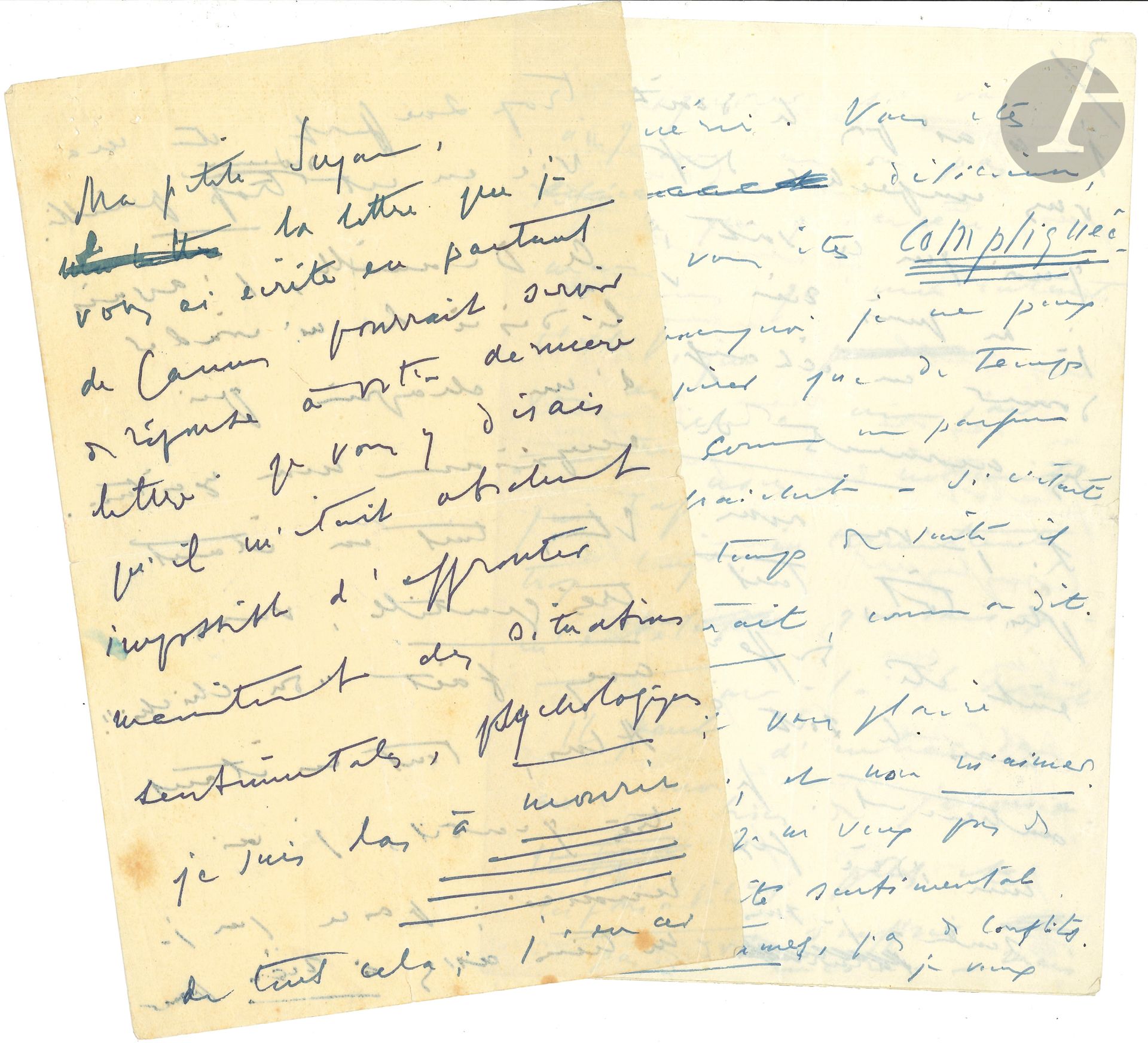 Reynaldo HAHN (1874-1947). 10 L.A.S. (la plupart «R» ou «RH»), [1928-1945, à Suzanne Serge]; 33pages in-8 ou in-12, 4 adresses (quelques petits défauts).
Curieuse correspondance sentimentale à une jeune danseuse.
Les premières lettres datent de la fin des années 1920; la dernière lettre est postérieure à la guerre. Hahn semble bien avoir eu une liaison avec cette danseuse, Suzanne Grothé dite Suzanne Serge, surnommée par Reynaldo «Suzon» ou «Suzy», qui dansait en 1926 à la Porte Saint-Martin dans Une revue; plus tard, il lui donne des conseils. Ces lettres sont très intéressantes pour la psychologie du musicien.
[15 juin 1928]. «J’ai été – je suis encore très bousculé car je vais diriger les Noces au Cycle Mozart. J’espère te voir bientôt – sans artifice – et sans vêtement – nue et abandonnée – indécente et charmante».
«Puisque vous acceptez mes conseils, laissez-moi vous donner celui de ne pas compliquer votre vie et vos sentiments par des rêvasseries psychologiques. Ne réfléchissez pas tant à vous-même. Laissez-vous aller à être telle que vous êtes, sans chercher à vous analyser sans cesse. Vivez et attendez ce que vous apporte chaque jour. Vous êtes jeune, jolie et douée. Tout ça ira très bien»…
Il lui est «absolument impossible d’affronter maintenant des situations sentimentales psychologiques. Je suis las à MOURIR de tout cela; j’en ai trop souffert et ma vie est trop pénible. À Deauville, j’avais le désir de m’évader d’un chagrin qui empoisonne mon existence. Et, tout en étant très gentille, vous avez fait “du chichi”. Alors, tout en étant très gentil, j’ai renoncé; parce que je ne tiens assez à rien pour persister. Et puis, le vent a tourné; vous êtes charmante et désirable. Mais je ne désire rien – ou plutôt rien qui doive compliquer ma vie. Vous me demandez: “Supporteriez-vous que je prenne un amant?” Je vous dis, franchement: j’aime mieux ignorer si vous en avez un ou pas. Parce que j’espère toujours qu’une intimité physique interviendra un jour entre nous – intimité passagère, intermittente, que sais-je, et ce jour-là il serait pénible d’entrer dans des questions de jalousie. Je ne peux pas et je ne veux pas souffrir encore. – Mais je n’ai pas le droit de vous empêcher de faire quoi que ce soit, et je ne peux rien vous donner en échange, que des moments de caprice. Si je vous avais connue plus tôt, tout cela eût été différent. – Mais le sort en a décidé autrement. Je vis avec une idée fixe, une seule – je suis un malade et j’aimerais guérir. Vous êtes délicieuse, mais vous êtes COMPLIQUÉE. C’est pourquoi je ne peux vous respirer que de temps à autre comme un parfum qui rafraîchit – si c’était trop longtemps de suite il m’entêterait, comme on dit. Il faut vous plaire avec moi, et non m’aimer. Je ne veux pas de responsabilités sentimentales, pas de drames, pas de conflits. Je veux souffrir en paix, avec des moments de repos ou de plaisir sans lendemains»...
Il lui écrit du Café de la Régence (fin des années 1920): «J’ai beaucoup réfléchi à notre petite aventure. Elle a pris naissance, en ce qui me concerne, dans le sentiment – je vous ai vue à un moment où j’étais désemparé, et si, à ce moment-là, vous n’aviez pas dit une petite phrase – oh! bien banale – qui m’a écarté de vous, il en serait probablement résulté beaucoup de choses. - Mais vous étiez amoureuse. Et moi, je ne pouvais m’attarder. – Maintenant, tout a évolué – j’ai repensé à vous. Vous êtes une des très rares femmes auxquelles j’aie repensé. Tout d’abord, vous m’avez supporté, par politesse “par respect”. Et puis peut-être, me connaissant mieux, avez-vous eu pour moi, un peu de sympathie. Votre ravissant visage, votre charme tranquille, votre confiance m’ont séduit – m’ont un peu tourné la tête – m’ont, en tout cas, occupé et préoccupé pendant plusieurs jours et je suis resté à Deauville pour vous. Et tout cela était très gentil, – jusqu’au moment – à la seconde où j’ai senti en moi et où j’ai vu dans vos yeux que le sentiment s’en mêlait. […] qui sait si, dans la ruine que je suis, vous n’avez pas trouvé un attrait […] J’ai en moi une possibilité d’aimer et de souffrir qui m’a martyrisé toute ma vie. Mais cette faculté funeste d’aimer et de souffrir est captée par une seule personne, dont la pensée ne me quitte jamais. Je n’ai pas le droit de faire croire à une autre que je peux l’aimer. Ma vie est empoisonnée par un amour malheureux, désespéré contre lequel jusqu’à présent ni mon talent, ni mes occupations, ni les distractions sans nombre auxquelles j’ai eu recours, ne peuvent rien. Je ne peux me permettre […] que des aventures. Rien de durable ou même de vaguement stable ne peut prendre place dans mon existence. Je suis balloté de jour en jour