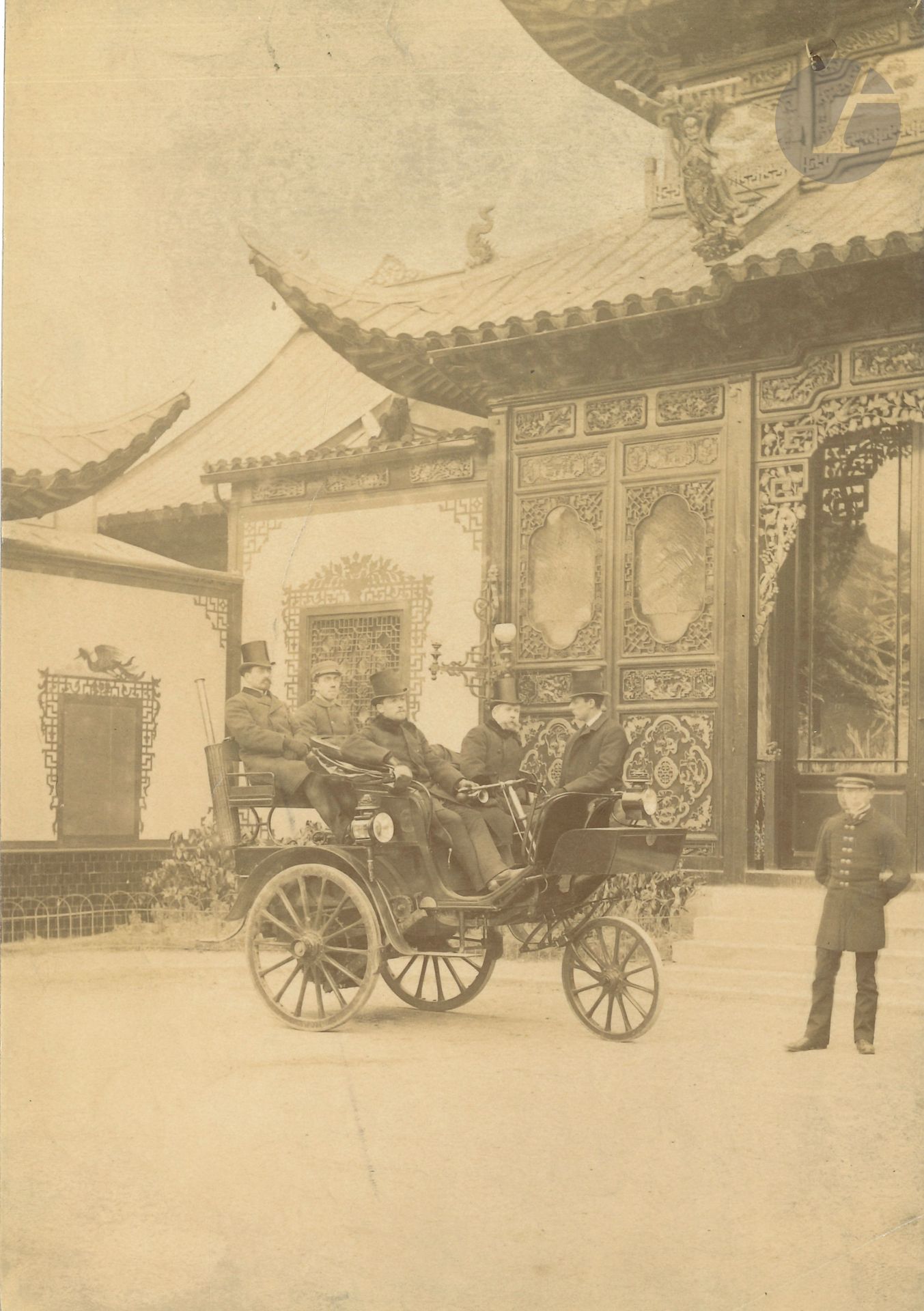 AUTOMOBILE. Photographie, 1889; tirage ancien sur papier albuminé, 19,5x13,5cm.
Rare photographie d’une des premières automobiles Peugeot.
La photographie montre le «tricycle à vapeur» construit par Armand Peugeot, avec 5 personnes dont Gaston Tissandier au volant, aux côtés d’Armand Peugeot, devant le pavillon asiatique de l’Exposition Universelle.