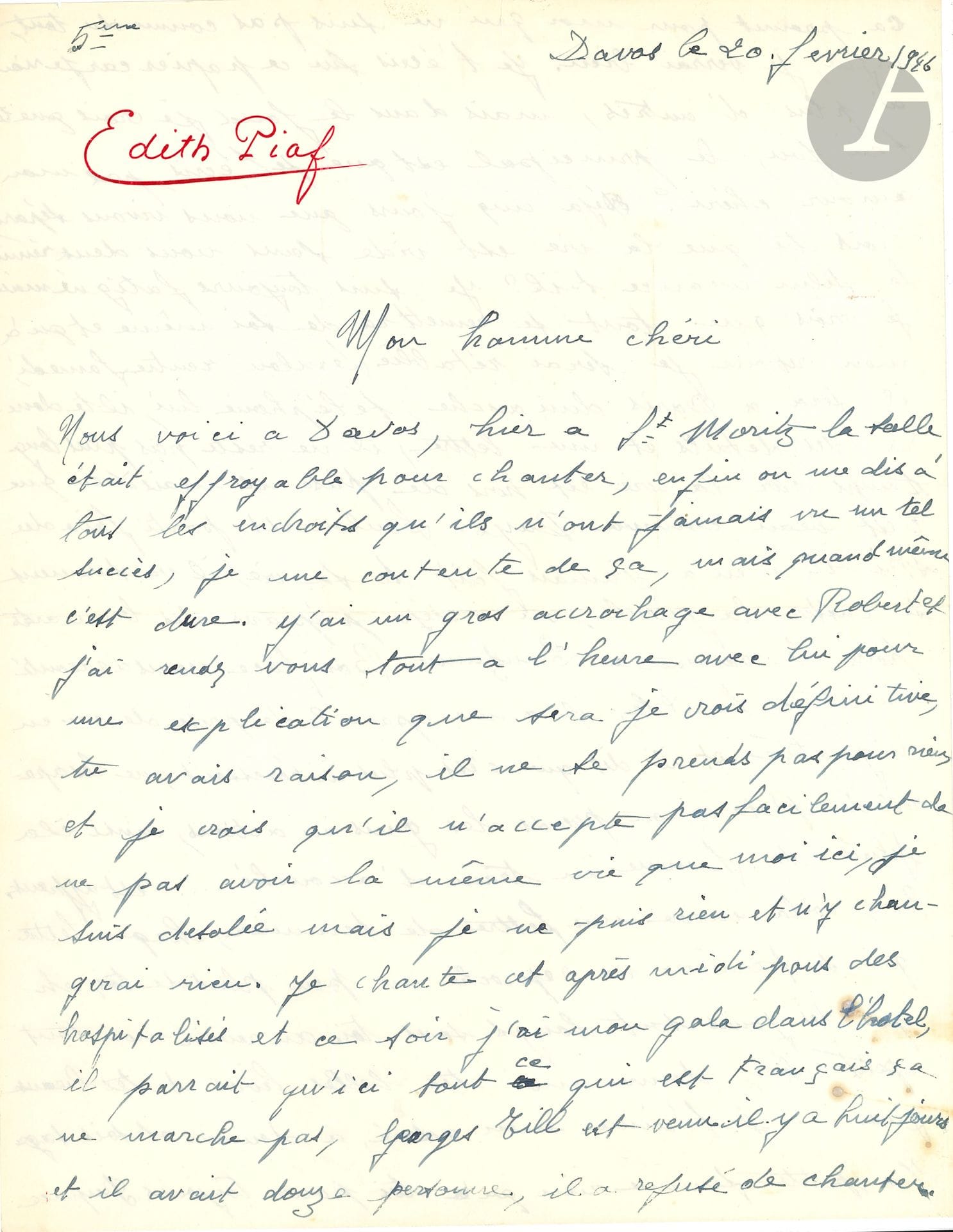 Édith PIAF. L.A.S «Pupuce», Davos 20 février 1946, à «Mon homme chéri» [Yves Montand]; 2pages in-4 à son en-tête (numérotée «5ème»).
Lettre d’amour à Yves Montand pendant une tournée en Suisse.
Elle a chanté à Saint-Moritz où «la salle était effroyable pour chanter» mais où elle a eu un très grand succès. Elle doit chanter «cet après-midi pour des hospitalisés et ce soir j’ai mon gala dans l’hôtel; il parrait qu’ici tout ce qui est Français ça ne marche pas»: il n’y avait que douze personnes pour Georges Thill, qui a refusé de chanter. «Ça promet pour moi qui ne suis pas connue du tout»… Après cinq jours de séparation, «la vie est vide sans nous deux réunis. Le film avance-t-il?» [Montand tourne Les Portes de la nuit de Marcel Carné]. Loulou [Barrier] est parti faire du ski «il va surement se casser la gueule, on a déjà préparer des brancarts pour le ramener à Lausanne». Son accordéoniste Marcel Boniface «a un apareil de prise de vue en mignature» qui permet de filmer «les gens en actions, ainsi il a filmé sa femme en train d’accouché… c’est affreux». Elle termine par des mots d’amour: «Au revoir mon tout petit chéri, donne moi tes belles lèvres et tes beaux yeux… Je t’aime mon adoré» et elle signe «Ta petite femme rien qu’à toi pour toujours Pupuce».
