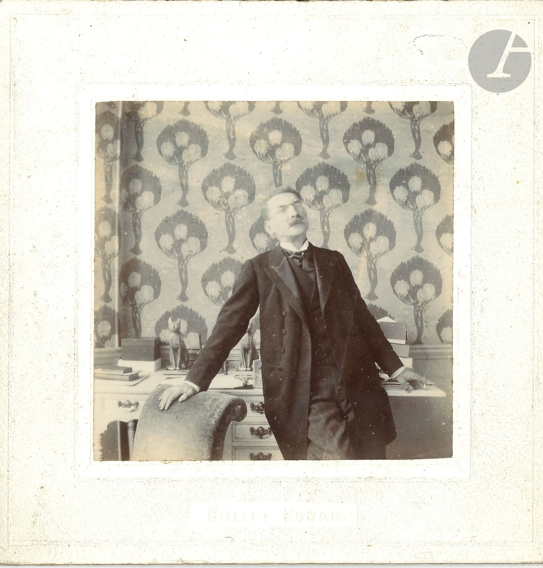 [Pierre LOUŸS]. 14 photographies familiales, dont 6 prises par Pierre Louÿs; formats divers.
Rare ensemble de photographies familiales.
Ses parents. – Son père Pierre-Philippe Louis (1812-1889): photo en médaillon sur carte in-8 de F. Larippe à Tours. – Sa mère, née Claire-Céline Maldan (1832-1879): 2 photos (format carte de visite) dont une par Pansin à Épernay (vers 1860).
Son frère Paul Louis (1857-1884), par Le Jeune succ. de Joliot (vers 1873, format cdv).
Son demi-frère Georges Louis (1847-1917). – Portrait en buste par Reutlinger, [1894] (19,7x12,8cm, sur carton du photographe). – Photographie de Georges chez Pierre Louÿs prise par Pierre, 1896 (13x 13cm montée sur carton carré Bullet Kodak). – Petite photographie de Georges dans le salon-bibliothèque de Pierre qui a pris la photo (4x5cm). – 4 photographies de Georges par Pierre, au Caire en 1898 (11,4x8,5cm). – Portrait en buste par Eugène Pirou, vers 1903 (27x21cm, sur carton de Pirou).
Sa belle-sœur Paz Louis, née Ortega Morejon y Dominguez, Mme Georges Louis (1872-1957). – Assise sur le pont d’un bateau, tenant son fils Philippe (9x6cm). – Avec ses enfants Robert et Françoise, à Saint-Petersbourg vers 1910 (22,5x16,5cm).