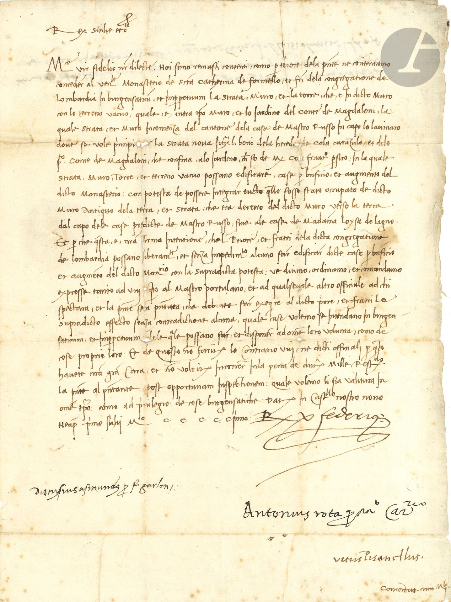 NAPLES. FEDERICO I (1451-1504) Roi de Naples, dernier de la dynastie d’Aragon. L.S. «Rex Federigo», Naples Castel Nuovo 1er juillet 1501, à son conseiller Nicolo Franci; contresignée par 3 chanceliers; 1page in-fol., adresse (fentes au feuillet d’adresse); en italien.
Rare lettre au sujet de l’église napolitaine Santa Caterina a Formiello.
Il a concédé à perpétuité le monastère de «Scta Catherina de Formello» aux frères de la congrégation de Lombardie («congregatione de Lombardia»), avec la rue, le mur et la tour. Il indique les travaux à faire pour la construction de la «strata nova» et le «lavinaro», et pour l’agrandissement que doivent effectuer le prieur et les frères pour agrandir leur monastère, avec le terrain vacant touchant le jardin du comte de Magdaloni, et les maisons de «Mastro Russo» et de «Madama Loysa de Lagno». Il confie ces travaux au «Mastro Portulano»…
On joint 2 L.S. de John ACTON, Naples 1779-1803.