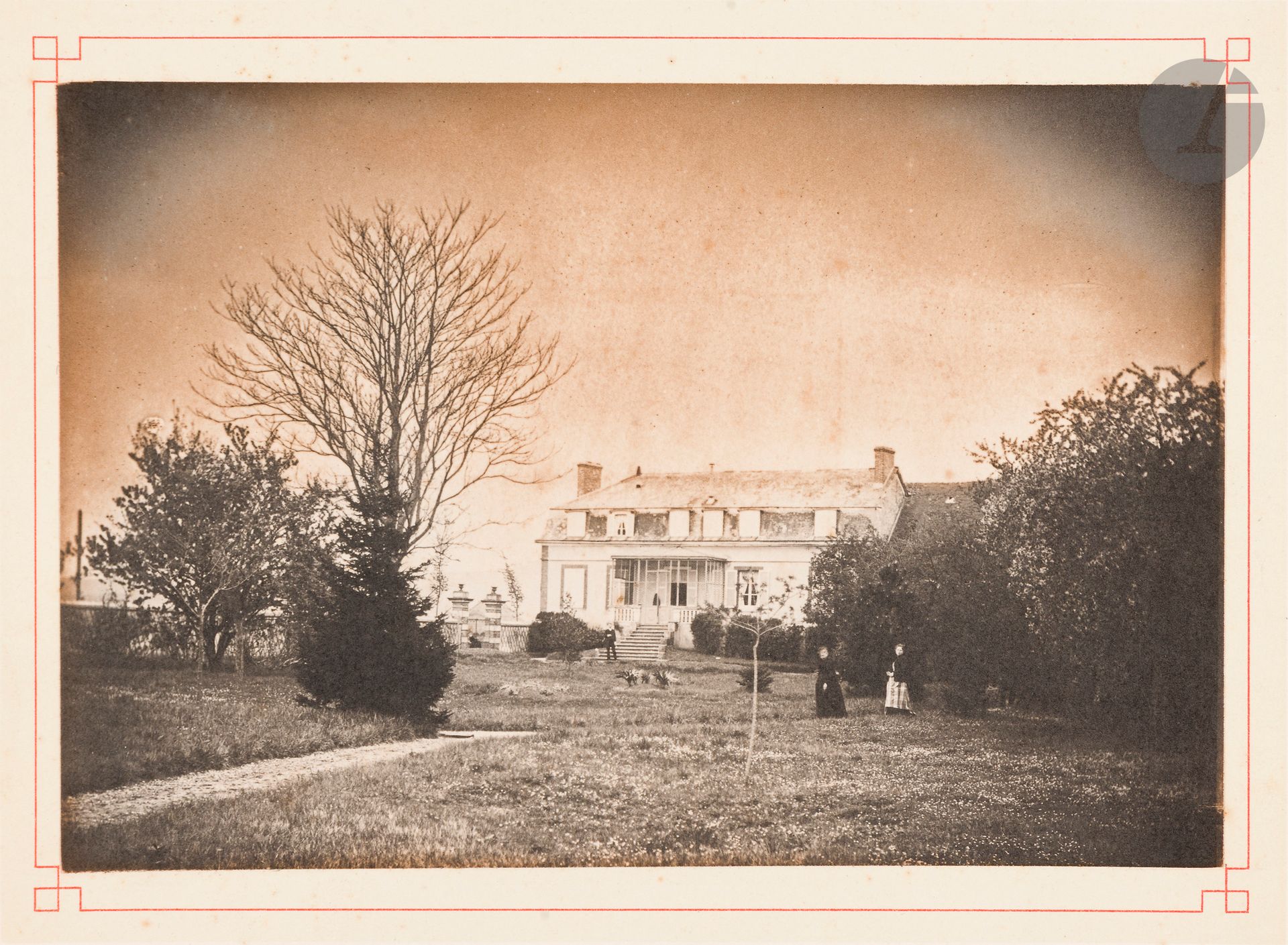 [Pierre LOUŸS]. Album de photographies; volume oblong in-4, relié demi-chagrin noir à coins et filet doré, au chiffre P.L à froid en lettres gothiques (bords un peu frottés).
Album sur la maison familiale de Dizy (Marne).
L’album est précédé d’une dédicace par Jacques Chardon (1865-1946), cousin de Louÿs: «Au bien cher oncle Pierre. Souvenir des querelles passées et témoignage de l’affection présente. Dizy, Avril 1890. Jacques».
9 photographies (12x16,8cm, collées sur carte, qqs rousseurs): vues du village de Dizy, de la maison, du jardin et du parc, d’un couple de domestiques.
On joint: – un dessin de Pierre Louÿs enfant, représentant la maison (12,5x16,3cm, crayon): – le «Livre de dépenses» autographe de Pierre-Philippe Louis (1812-1889, père de Pierre), tenu de 1870 à 1887 (cahier cartonné in-4, plus qqs ff. joints).