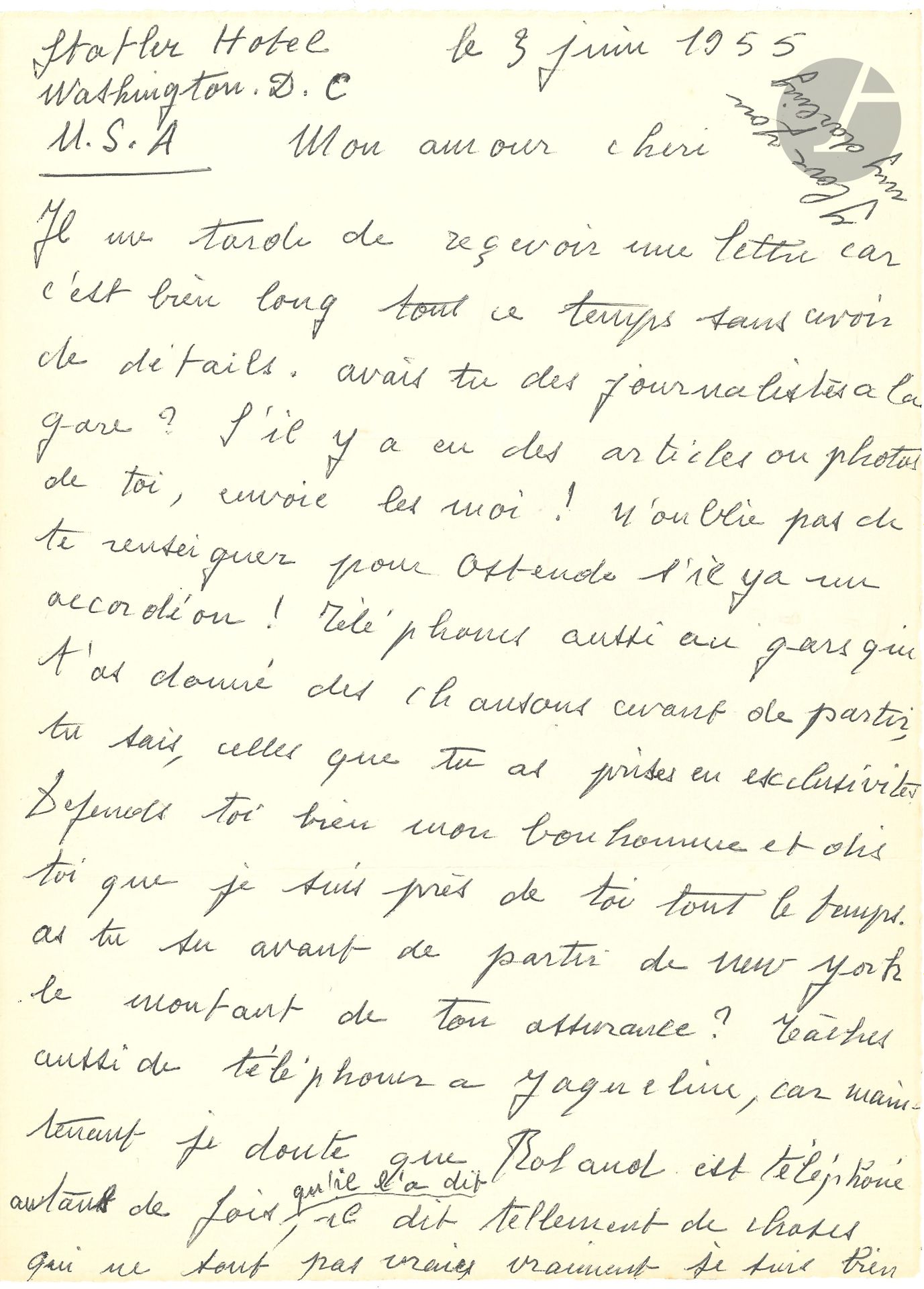 Édith PIAF. L.A.S. «Ta petite bonne femme oiseau», Washington D.C. «Statler Hotel» 3 juin 1955, à «Mon amour chéri» [son mari Jacques Pills]; 2pages in-4.
Lettre amoureuse à son mari pendant une tournée en Amérique.
Elle veille à la carrière de Pills: «N’oublie pas de te renseigner pour Ostende s’il y a un accordéon! Téléphones aussi au gars qui t’as donné des chansons avant de partir, tu sais, celles que tu as prises en exclusivité. Défends toi bien mon bonhomme et dis toi que je suis près de toi tout le temps». Elle est très déçue par Roland [Avellis, son secrétaire] qui «mentait pour beaucoup de choses» et lui retire son amitié. Elle termine sa tournée demain à Québec, avec tristesse, «car le public et Gérard [Thibault] sont vraiment magnifiques! Mon bonhomme que j’aime, plus ça va et plus je te cherche, plus tu me manques! Tiens moi surtout au courant de Tout!» Elle termine: «Je t’aime mon petit chéri et ne rêve que de toi Ta petite bonne femme oiseau».
On joint un télégramme, Denver (Colorado) [1955], à son mari Jacques Pills; 1page oblong in-8, enveloppe à en-tête de Télé France. «Je t’adore, mon petit bonhomme ne pense qu’à toi ta petite bonne femme à toi Oiseau».