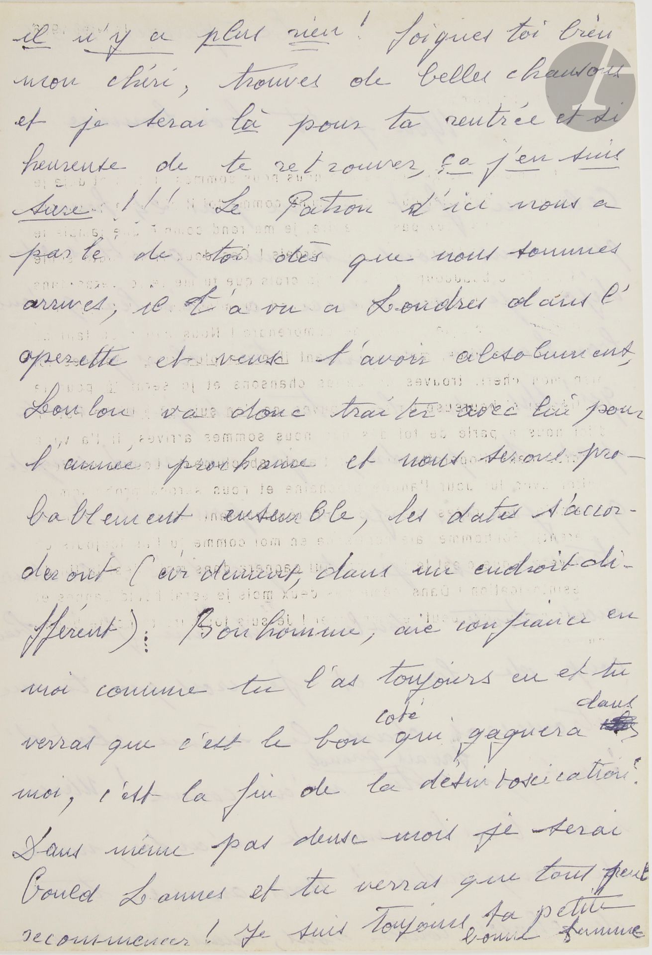 Édith PIAF. L.A.S. «ta petite bonne femme», 5 janvier 1956, [à Jacques Pills]; 2 pages in-4 (légères décharges noires de la transcription dactylographiée sur la 2e page).
Belle lettre à son premier mari, Jacques Pills, alors qu’elle entame son ultime cure de désintoxication.
«Mon petit bonhomme Cela fait même pas 24 heures que nous nous sommes quittés et déjà je commence à réal[is]er qu’un bonhomme comme toi il n’y en a qu’Un sur la terre, et je ne veux pas te perdre, je me rend compte que jamais je ne pourrais te retrouver si je te perdais!»... Cependant ces deux mois toute seule vont lui faire beaucoup de bien: «je crois que tu me retrouveras dans le même état d’esprit que j’avais quand tu m’as connu! Merci mon bonhomme de m’aider, merci de comprendre! Nous avons eu tant de choses contre nous, mais maintenant il n’y a plus rien! Soignes toi bien mon chéri, trouves de belles chansons et je serai là pour ta rentrée et si heureuse de te retrouver, ça j’en suis sûre!!! [...] Bonhomme, aie confiance en moi comme tu l’as toujours eu et tu verras que c’est le bon côté qui gagnera dans moi, c’est la fin de la désintoxication! Dans même pas deux mois [...] tu verras que tout peut recommencer!»... Elle signe: «Je suis toujours ta petite bonne femme».