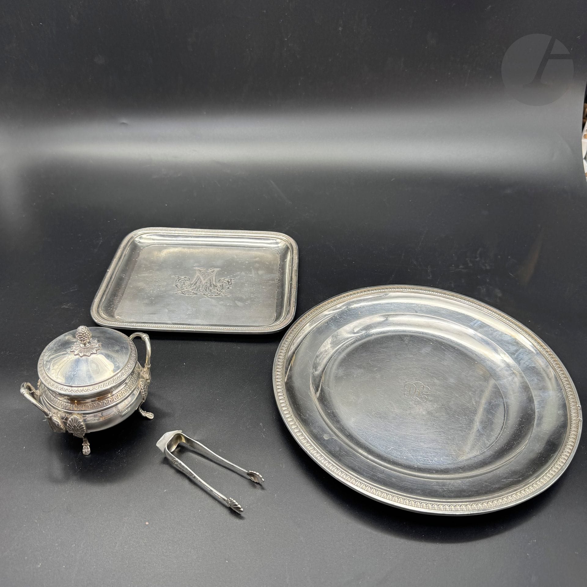 Lot en argent 925/°°°comprenant : 
- 1 sucrier
- 1 pince
- 1 plateau rang de perles
- 1 assiette ronde
débris
Poinçon Puiforcat et travail révolutionnaire
Poids net : 1066 g